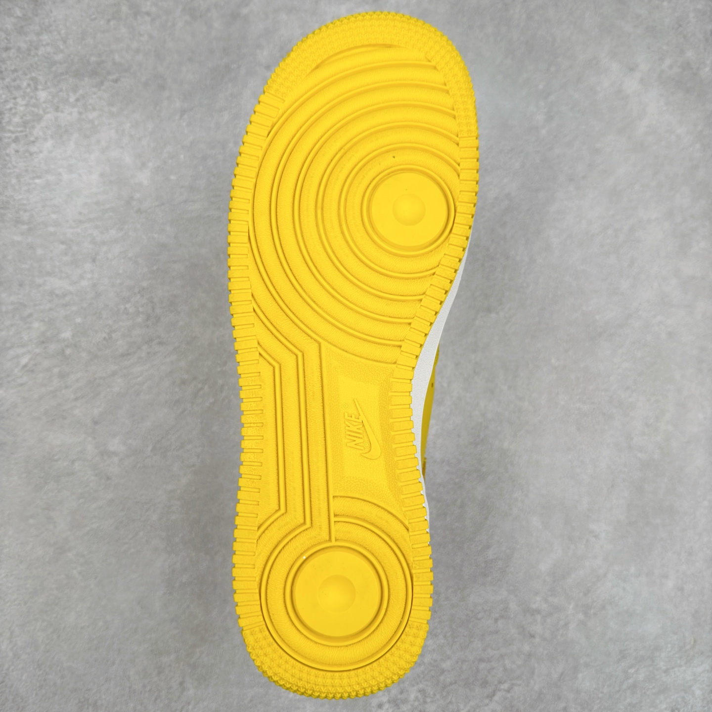 图片[9]-＃XT纯原 NK Air Force 1´07 Low 空军一号低帮百搭休闲运动板鞋 FJ1044-700 顶级批次 2022全新楦头鞋型 鱼鳞大底 历时开发三个月 清洁度完美 二维码鞋标 内置芯片及solo气垫 大底高度及其弧度依照正品 钢印 logo刺绣 鞋口弧度 鞋头长度 鞋面冲孔 鞋垫背胶及钢印 完美鞋型对比正品 每一处都是细节满满 柔软、弹性十足的缓震性能和出色的中底设计 横跨复古与现代的外型结合 造就出风靡全球 三十多年的Force 1 直到今天还深受青睐 实拍调校N版已经零色差零失真 百分百还原实物色彩所见即所得 不存在货不对板色差等低级问题 选购参考实物拍摄 不混卖不参货 只用心做好货严格选品 承诺混一赔十 尺码：36 36.5 37.5 38 38.5 39 40 40.5 41 42 42.5 43 44 44.5 45-选品中心