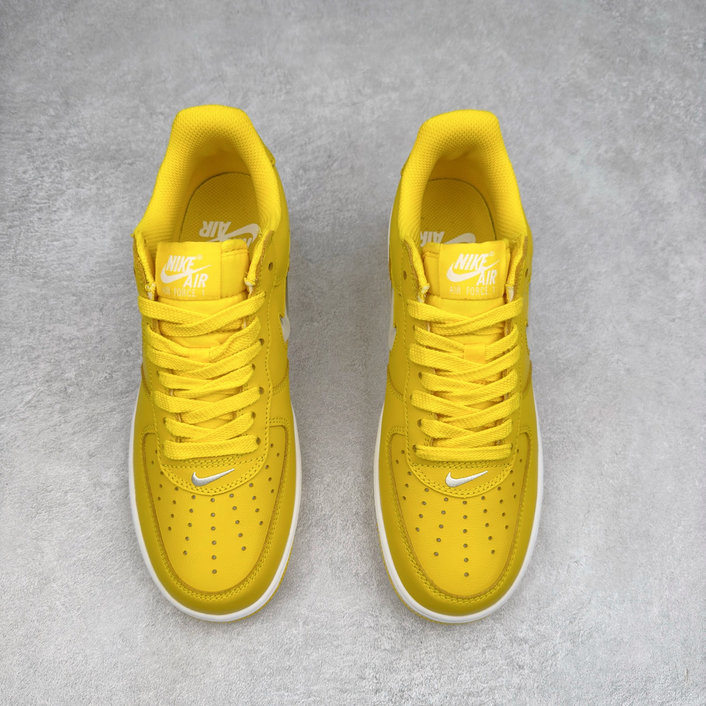 图片[2]-＃XT纯原 NK Air Force 1´07 Low 空军一号低帮百搭休闲运动板鞋 FJ1044-700 顶级批次 2022全新楦头鞋型 鱼鳞大底 历时开发三个月 清洁度完美 二维码鞋标 内置芯片及solo气垫 大底高度及其弧度依照正品 钢印 logo刺绣 鞋口弧度 鞋头长度 鞋面冲孔 鞋垫背胶及钢印 完美鞋型对比正品 每一处都是细节满满 柔软、弹性十足的缓震性能和出色的中底设计 横跨复古与现代的外型结合 造就出风靡全球 三十多年的Force 1 直到今天还深受青睐 实拍调校N版已经零色差零失真 百分百还原实物色彩所见即所得 不存在货不对板色差等低级问题 选购参考实物拍摄 不混卖不参货 只用心做好货严格选品 承诺混一赔十 尺码：36 36.5 37.5 38 38.5 39 40 40.5 41 42 42.5 43 44 44.5 45-选品中心