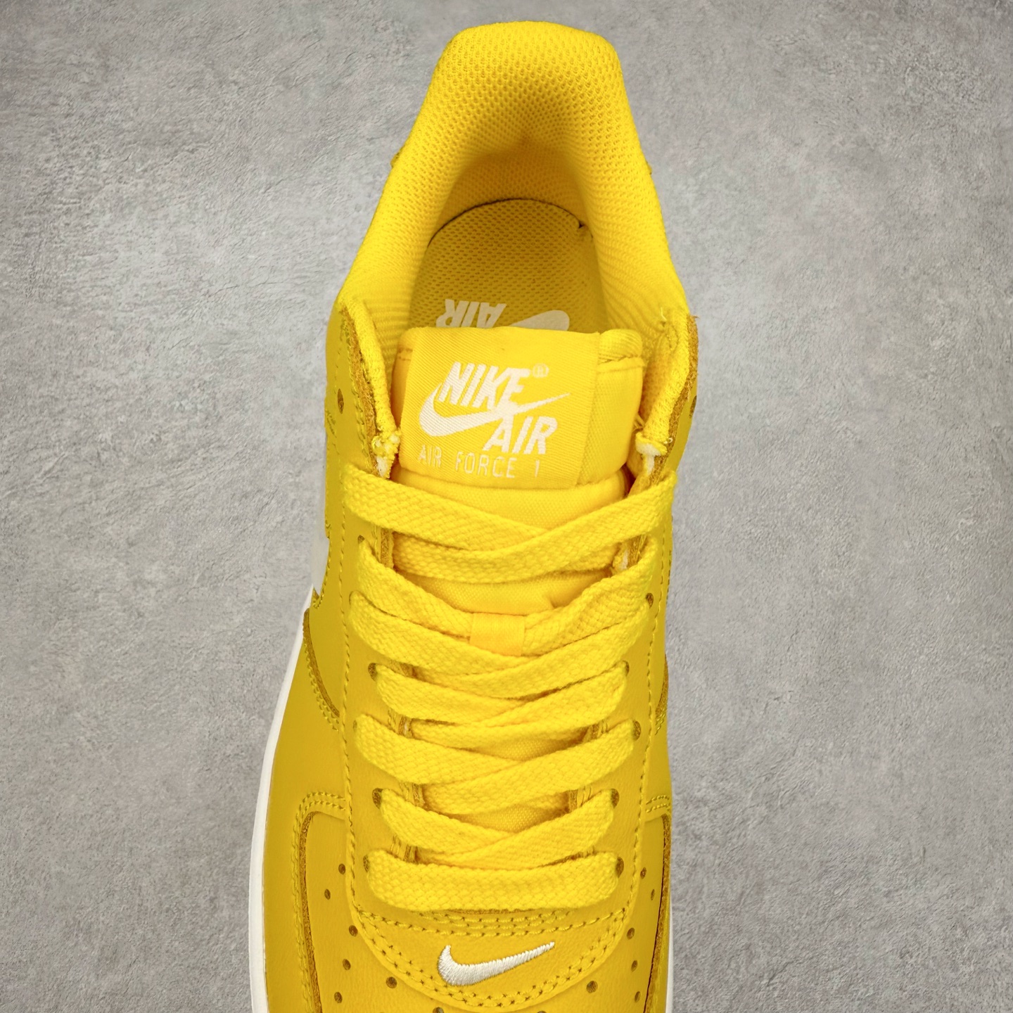 图片[5]-＃XT纯原 NK Air Force 1´07 Low 空军一号低帮百搭休闲运动板鞋 FJ1044-700 顶级批次 2022全新楦头鞋型 鱼鳞大底 历时开发三个月 清洁度完美 二维码鞋标 内置芯片及solo气垫 大底高度及其弧度依照正品 钢印 logo刺绣 鞋口弧度 鞋头长度 鞋面冲孔 鞋垫背胶及钢印 完美鞋型对比正品 每一处都是细节满满 柔软、弹性十足的缓震性能和出色的中底设计 横跨复古与现代的外型结合 造就出风靡全球 三十多年的Force 1 直到今天还深受青睐 实拍调校N版已经零色差零失真 百分百还原实物色彩所见即所得 不存在货不对板色差等低级问题 选购参考实物拍摄 不混卖不参货 只用心做好货严格选品 承诺混一赔十 尺码：36 36.5 37.5 38 38.5 39 40 40.5 41 42 42.5 43 44 44.5 45-选品中心