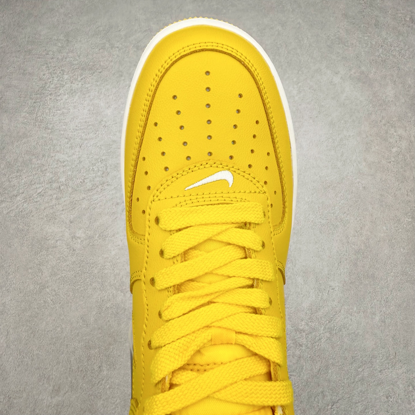 图片[4]-＃XT纯原 NK Air Force 1´07 Low 空军一号低帮百搭休闲运动板鞋 FJ1044-700 顶级批次 2022全新楦头鞋型 鱼鳞大底 历时开发三个月 清洁度完美 二维码鞋标 内置芯片及solo气垫 大底高度及其弧度依照正品 钢印 logo刺绣 鞋口弧度 鞋头长度 鞋面冲孔 鞋垫背胶及钢印 完美鞋型对比正品 每一处都是细节满满 柔软、弹性十足的缓震性能和出色的中底设计 横跨复古与现代的外型结合 造就出风靡全球 三十多年的Force 1 直到今天还深受青睐 实拍调校N版已经零色差零失真 百分百还原实物色彩所见即所得 不存在货不对板色差等低级问题 选购参考实物拍摄 不混卖不参货 只用心做好货严格选品 承诺混一赔十 尺码：36 36.5 37.5 38 38.5 39 40 40.5 41 42 42.5 43 44 44.5 45-选品中心