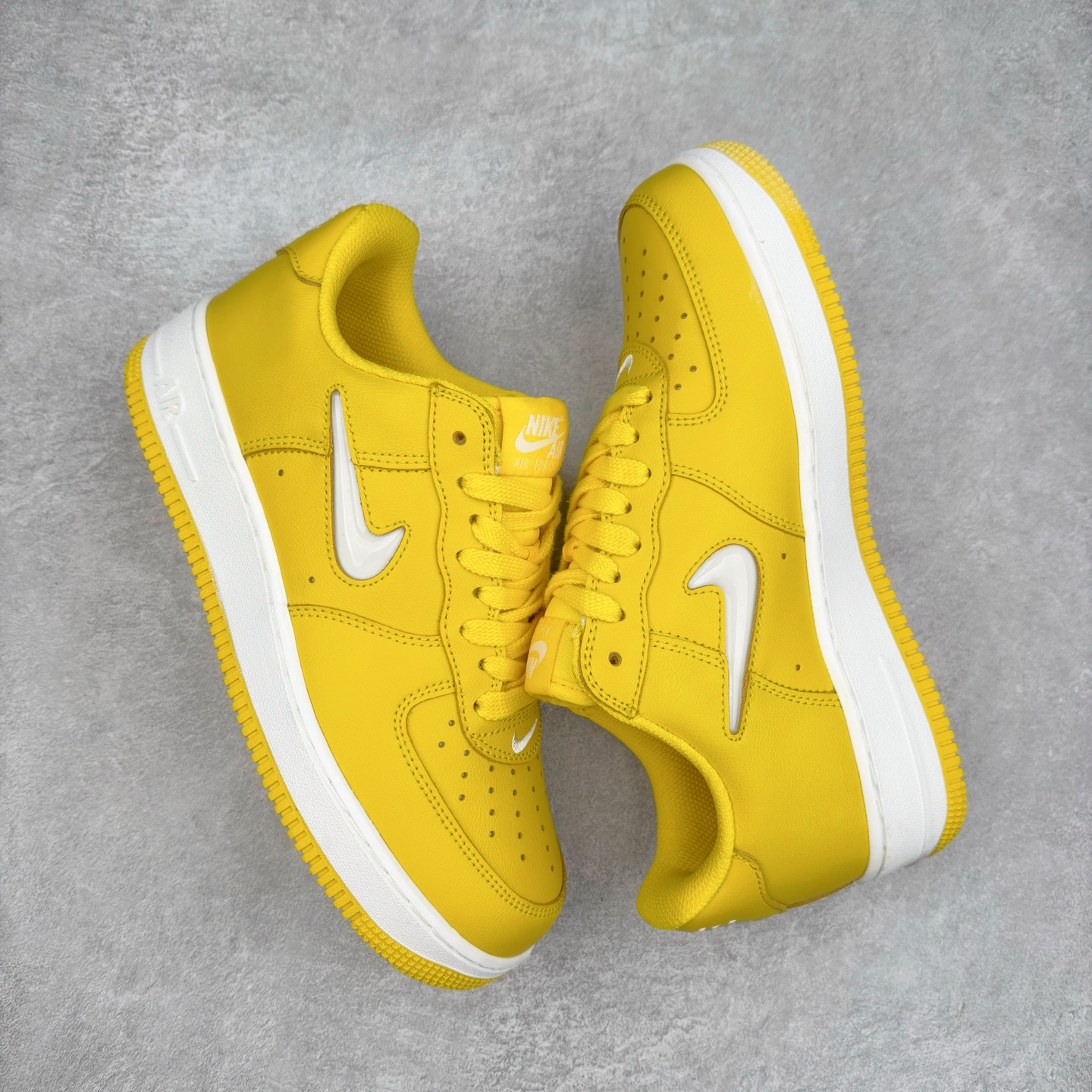 图片[3]-＃XT纯原 NK Air Force 1´07 Low 空军一号低帮百搭休闲运动板鞋 FJ1044-700 顶级批次 2022全新楦头鞋型 鱼鳞大底 历时开发三个月 清洁度完美 二维码鞋标 内置芯片及solo气垫 大底高度及其弧度依照正品 钢印 logo刺绣 鞋口弧度 鞋头长度 鞋面冲孔 鞋垫背胶及钢印 完美鞋型对比正品 每一处都是细节满满 柔软、弹性十足的缓震性能和出色的中底设计 横跨复古与现代的外型结合 造就出风靡全球 三十多年的Force 1 直到今天还深受青睐 实拍调校N版已经零色差零失真 百分百还原实物色彩所见即所得 不存在货不对板色差等低级问题 选购参考实物拍摄 不混卖不参货 只用心做好货严格选品 承诺混一赔十 尺码：36 36.5 37.5 38 38.5 39 40 40.5 41 42 42.5 43 44 44.5 45-选品中心