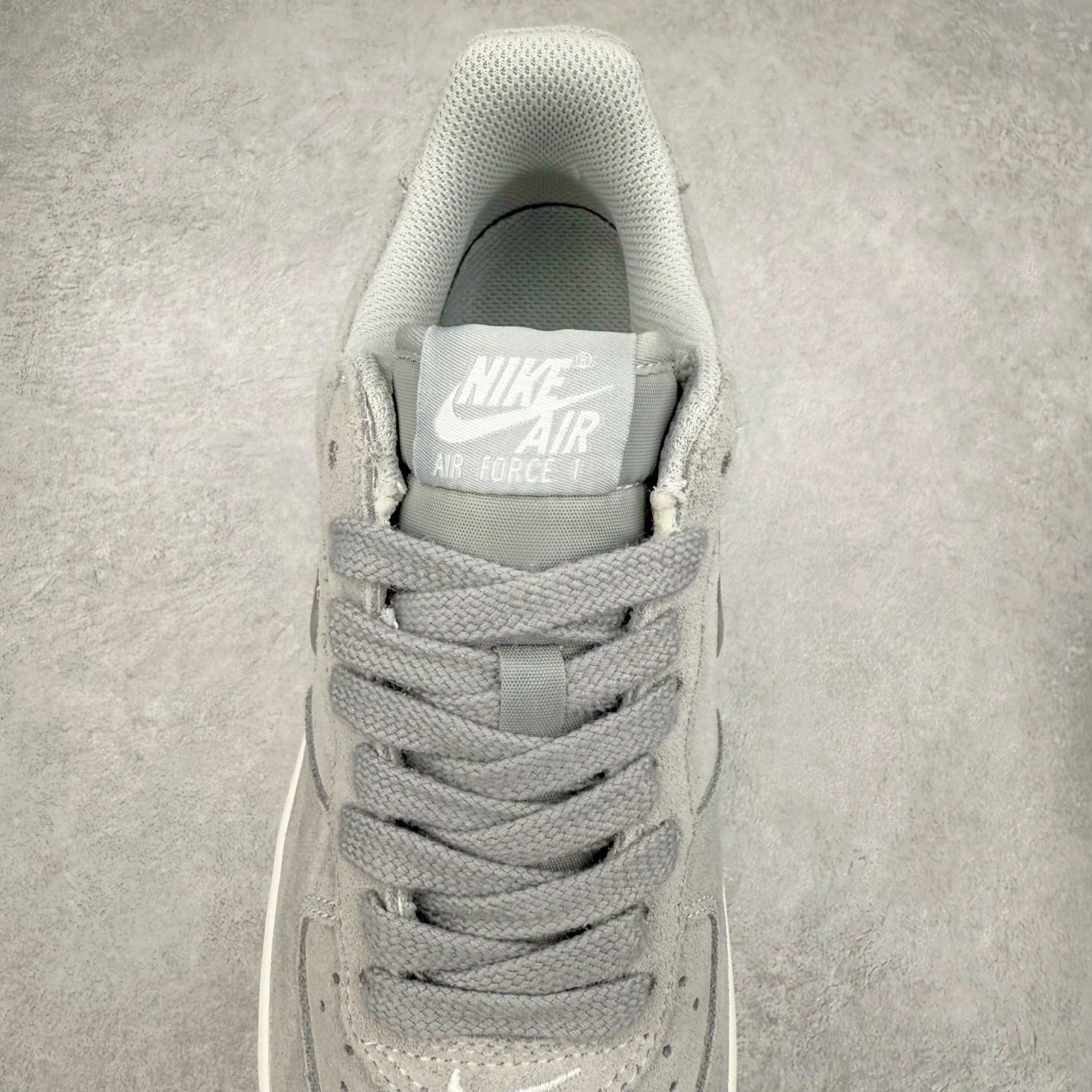 图片[5]-＃XT纯原 NK Air Force 1´07 Low 空军一号低帮百搭休闲运动板鞋 DV0785-003 顶级批次 2022全新楦头鞋型 鱼鳞大底 历时开发三个月 清洁度完美 二维码鞋标 内置芯片及solo气垫 大底高度及其弧度依照正品 钢印 logo刺绣 鞋口弧度 鞋头长度 鞋面冲孔 鞋垫背胶及钢印 完美鞋型对比正品 每一处都是细节满满 柔软、弹性十足的缓震性能和出色的中底设计 横跨复古与现代的外型结合 造就出风靡全球 三十多年的Force 1 直到今天还深受青睐 实拍调校N版已经零色差零失真 百分百还原实物色彩所见即所得 不存在货不对板色差等低级问题 选购参考实物拍摄 不混卖不参货 只用心做好货严格选品 承诺混一赔十 尺码：36 36.5 37.5 38 38.5 39 40 40.5 41 42 42.5 43 44 44.5 45-选品中心