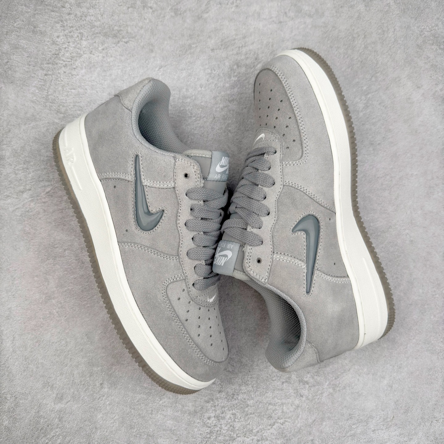 图片[3]-＃XT纯原 NK Air Force 1´07 Low 空军一号低帮百搭休闲运动板鞋 DV0785-003 顶级批次 2022全新楦头鞋型 鱼鳞大底 历时开发三个月 清洁度完美 二维码鞋标 内置芯片及solo气垫 大底高度及其弧度依照正品 钢印 logo刺绣 鞋口弧度 鞋头长度 鞋面冲孔 鞋垫背胶及钢印 完美鞋型对比正品 每一处都是细节满满 柔软、弹性十足的缓震性能和出色的中底设计 横跨复古与现代的外型结合 造就出风靡全球 三十多年的Force 1 直到今天还深受青睐 实拍调校N版已经零色差零失真 百分百还原实物色彩所见即所得 不存在货不对板色差等低级问题 选购参考实物拍摄 不混卖不参货 只用心做好货严格选品 承诺混一赔十 尺码：36 36.5 37.5 38 38.5 39 40 40.5 41 42 42.5 43 44 44.5 45-选品中心