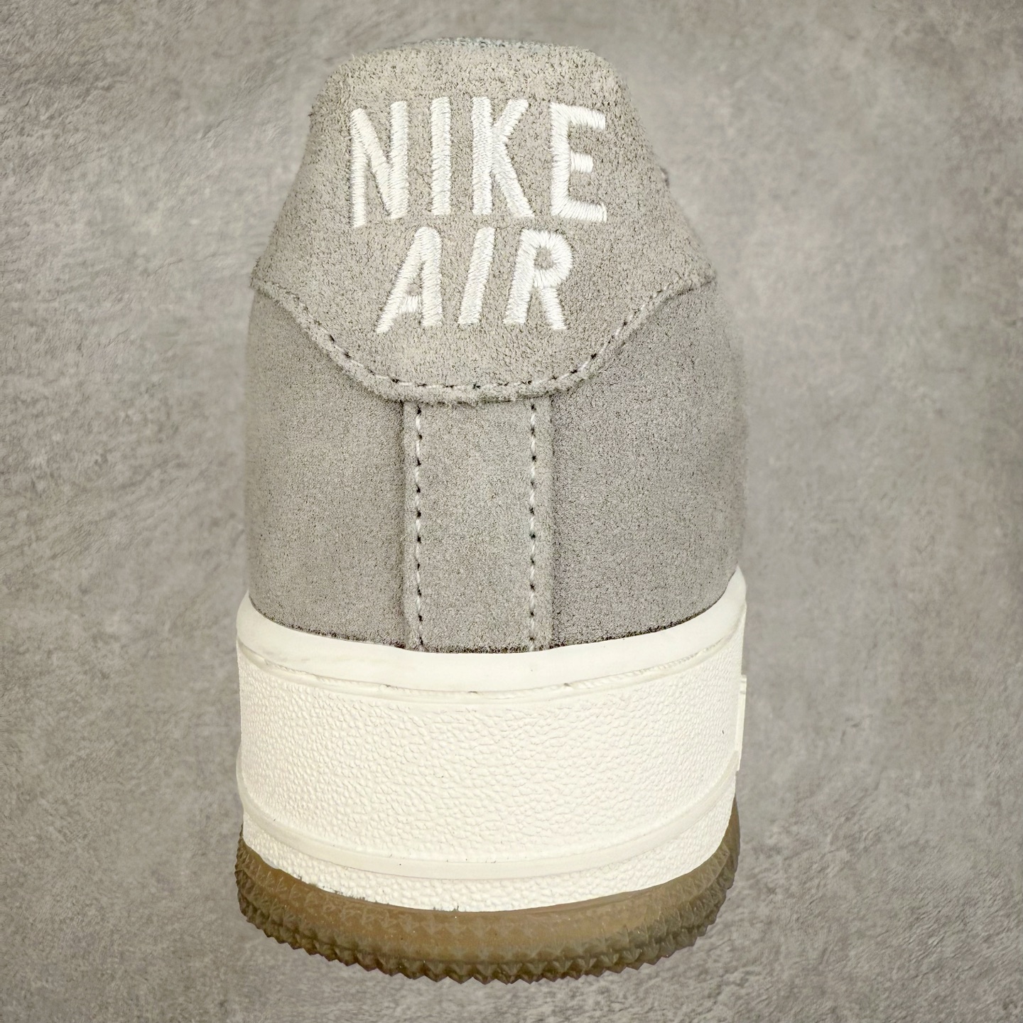 图片[8]-＃XT纯原 NK Air Force 1´07 Low 空军一号低帮百搭休闲运动板鞋 DV0785-003 顶级批次 2022全新楦头鞋型 鱼鳞大底 历时开发三个月 清洁度完美 二维码鞋标 内置芯片及solo气垫 大底高度及其弧度依照正品 钢印 logo刺绣 鞋口弧度 鞋头长度 鞋面冲孔 鞋垫背胶及钢印 完美鞋型对比正品 每一处都是细节满满 柔软、弹性十足的缓震性能和出色的中底设计 横跨复古与现代的外型结合 造就出风靡全球 三十多年的Force 1 直到今天还深受青睐 实拍调校N版已经零色差零失真 百分百还原实物色彩所见即所得 不存在货不对板色差等低级问题 选购参考实物拍摄 不混卖不参货 只用心做好货严格选品 承诺混一赔十 尺码：36 36.5 37.5 38 38.5 39 40 40.5 41 42 42.5 43 44 44.5 45-选品中心