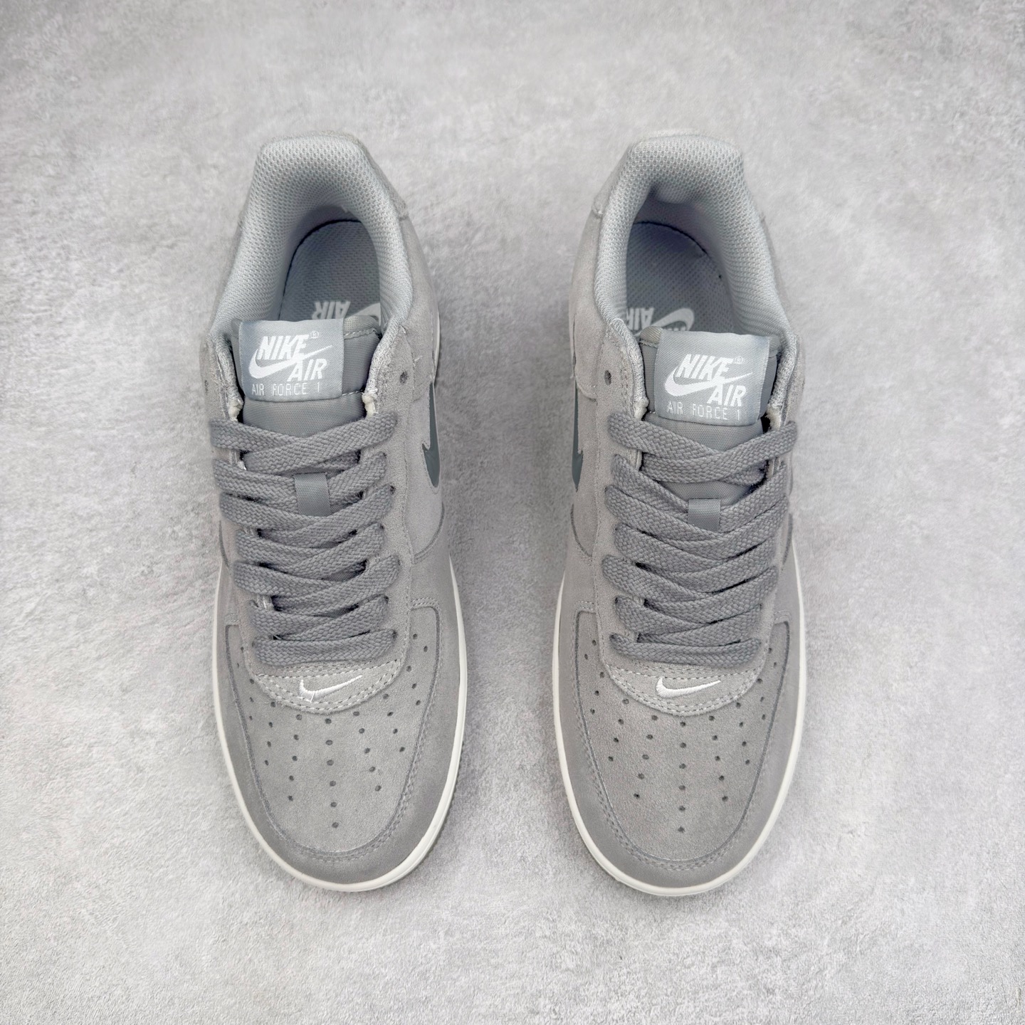 图片[2]-＃XT纯原 NK Air Force 1´07 Low 空军一号低帮百搭休闲运动板鞋 DV0785-003 顶级批次 2022全新楦头鞋型 鱼鳞大底 历时开发三个月 清洁度完美 二维码鞋标 内置芯片及solo气垫 大底高度及其弧度依照正品 钢印 logo刺绣 鞋口弧度 鞋头长度 鞋面冲孔 鞋垫背胶及钢印 完美鞋型对比正品 每一处都是细节满满 柔软、弹性十足的缓震性能和出色的中底设计 横跨复古与现代的外型结合 造就出风靡全球 三十多年的Force 1 直到今天还深受青睐 实拍调校N版已经零色差零失真 百分百还原实物色彩所见即所得 不存在货不对板色差等低级问题 选购参考实物拍摄 不混卖不参货 只用心做好货严格选品 承诺混一赔十 尺码：36 36.5 37.5 38 38.5 39 40 40.5 41 42 42.5 43 44 44.5 45-选品中心