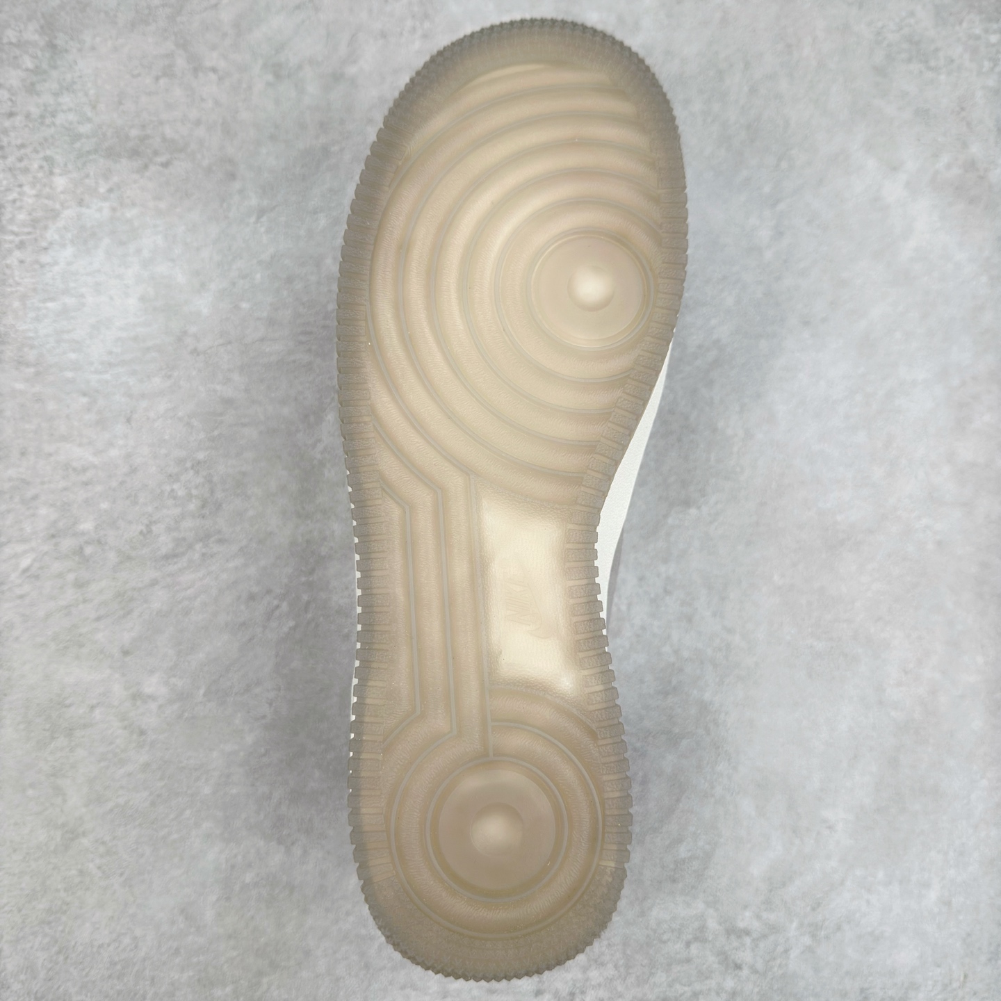 图片[9]-＃XT纯原 NK Air Force 1´07 Low 空军一号低帮百搭休闲运动板鞋 DV0785-003 顶级批次 2022全新楦头鞋型 鱼鳞大底 历时开发三个月 清洁度完美 二维码鞋标 内置芯片及solo气垫 大底高度及其弧度依照正品 钢印 logo刺绣 鞋口弧度 鞋头长度 鞋面冲孔 鞋垫背胶及钢印 完美鞋型对比正品 每一处都是细节满满 柔软、弹性十足的缓震性能和出色的中底设计 横跨复古与现代的外型结合 造就出风靡全球 三十多年的Force 1 直到今天还深受青睐 实拍调校N版已经零色差零失真 百分百还原实物色彩所见即所得 不存在货不对板色差等低级问题 选购参考实物拍摄 不混卖不参货 只用心做好货严格选品 承诺混一赔十 尺码：36 36.5 37.5 38 38.5 39 40 40.5 41 42 42.5 43 44 44.5 45-选品中心