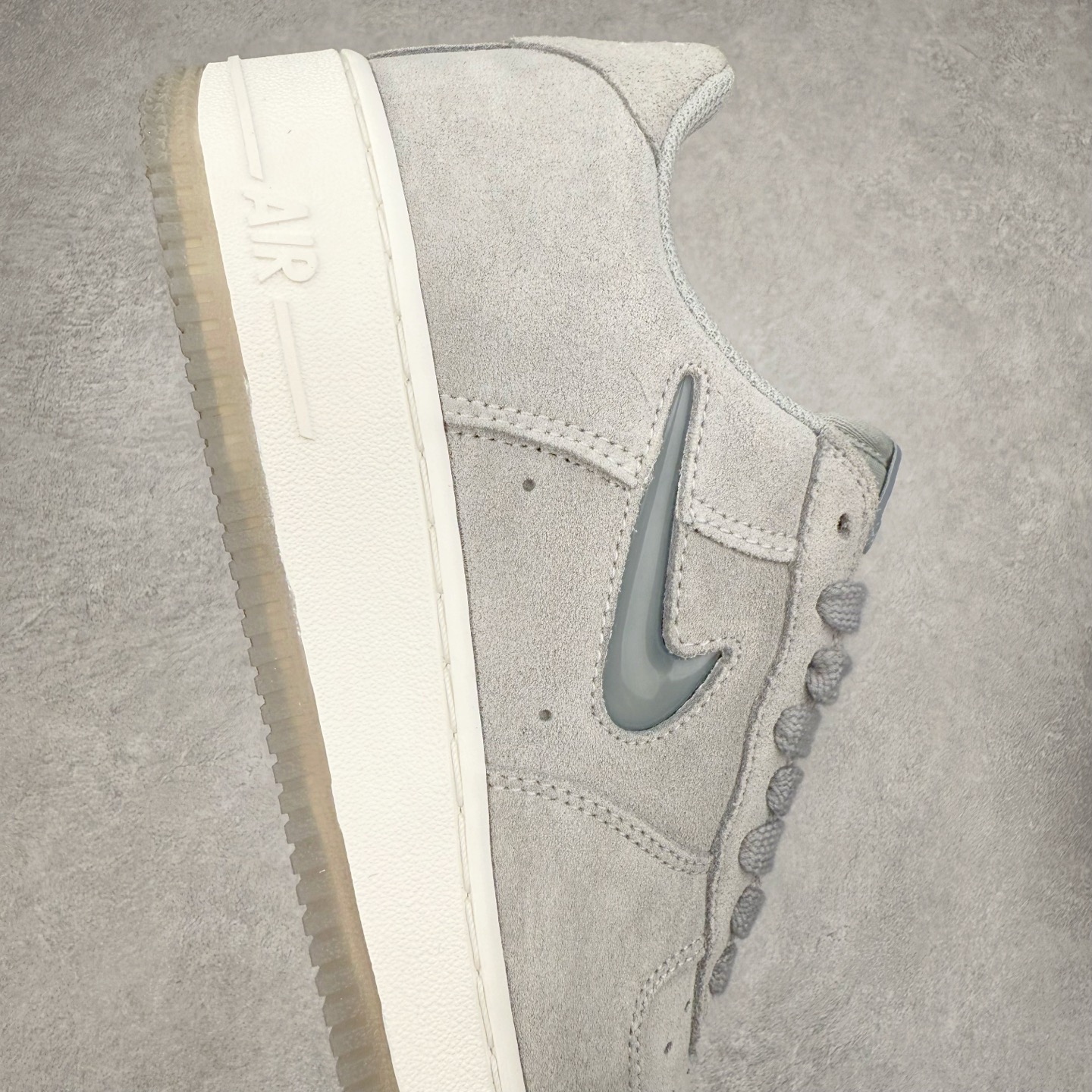 图片[6]-＃XT纯原 NK Air Force 1´07 Low 空军一号低帮百搭休闲运动板鞋 DV0785-003 顶级批次 2022全新楦头鞋型 鱼鳞大底 历时开发三个月 清洁度完美 二维码鞋标 内置芯片及solo气垫 大底高度及其弧度依照正品 钢印 logo刺绣 鞋口弧度 鞋头长度 鞋面冲孔 鞋垫背胶及钢印 完美鞋型对比正品 每一处都是细节满满 柔软、弹性十足的缓震性能和出色的中底设计 横跨复古与现代的外型结合 造就出风靡全球 三十多年的Force 1 直到今天还深受青睐 实拍调校N版已经零色差零失真 百分百还原实物色彩所见即所得 不存在货不对板色差等低级问题 选购参考实物拍摄 不混卖不参货 只用心做好货严格选品 承诺混一赔十 尺码：36 36.5 37.5 38 38.5 39 40 40.5 41 42 42.5 43 44 44.5 45-选品中心