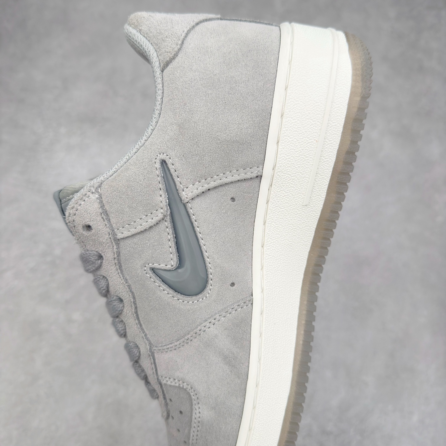 图片[7]-＃XT纯原 NK Air Force 1´07 Low 空军一号低帮百搭休闲运动板鞋 DV0785-003 顶级批次 2022全新楦头鞋型 鱼鳞大底 历时开发三个月 清洁度完美 二维码鞋标 内置芯片及solo气垫 大底高度及其弧度依照正品 钢印 logo刺绣 鞋口弧度 鞋头长度 鞋面冲孔 鞋垫背胶及钢印 完美鞋型对比正品 每一处都是细节满满 柔软、弹性十足的缓震性能和出色的中底设计 横跨复古与现代的外型结合 造就出风靡全球 三十多年的Force 1 直到今天还深受青睐 实拍调校N版已经零色差零失真 百分百还原实物色彩所见即所得 不存在货不对板色差等低级问题 选购参考实物拍摄 不混卖不参货 只用心做好货严格选品 承诺混一赔十 尺码：36 36.5 37.5 38 38.5 39 40 40.5 41 42 42.5 43 44 44.5 45-选品中心