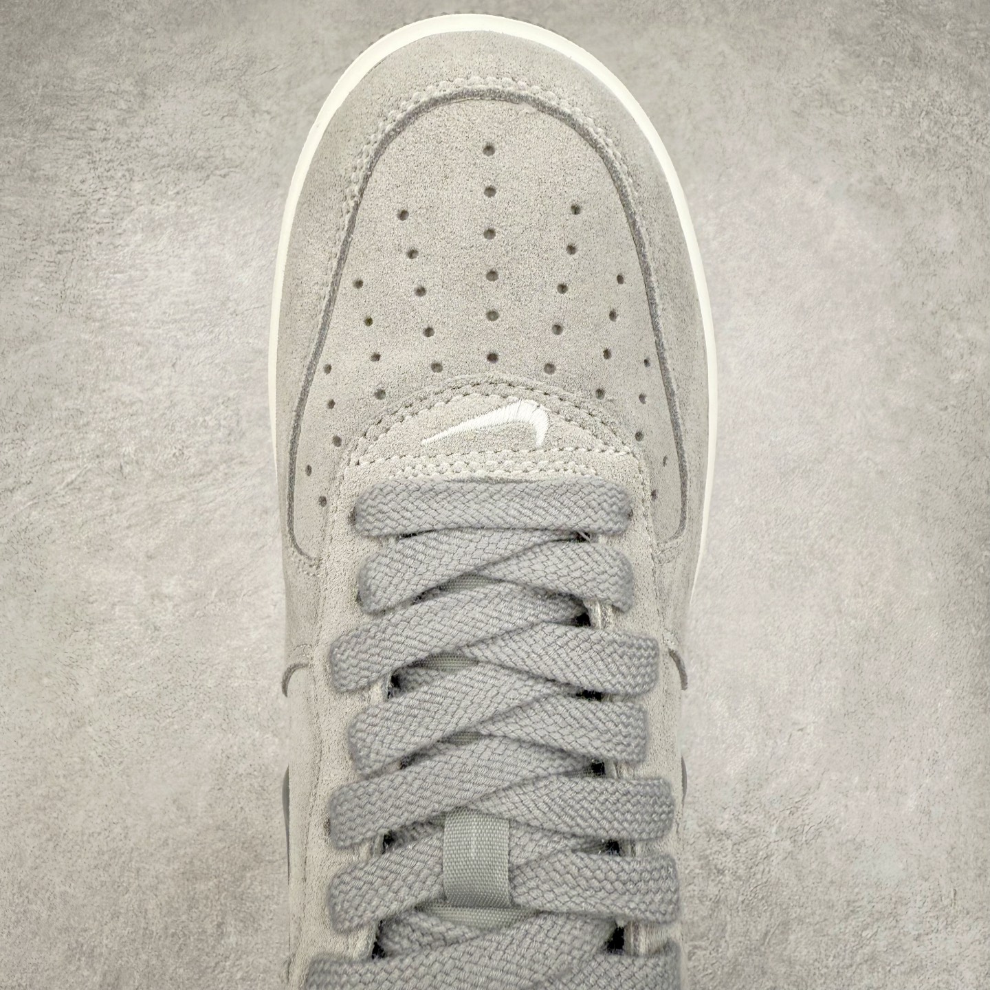 图片[4]-＃XT纯原 NK Air Force 1´07 Low 空军一号低帮百搭休闲运动板鞋 DV0785-003 顶级批次 2022全新楦头鞋型 鱼鳞大底 历时开发三个月 清洁度完美 二维码鞋标 内置芯片及solo气垫 大底高度及其弧度依照正品 钢印 logo刺绣 鞋口弧度 鞋头长度 鞋面冲孔 鞋垫背胶及钢印 完美鞋型对比正品 每一处都是细节满满 柔软、弹性十足的缓震性能和出色的中底设计 横跨复古与现代的外型结合 造就出风靡全球 三十多年的Force 1 直到今天还深受青睐 实拍调校N版已经零色差零失真 百分百还原实物色彩所见即所得 不存在货不对板色差等低级问题 选购参考实物拍摄 不混卖不参货 只用心做好货严格选品 承诺混一赔十 尺码：36 36.5 37.5 38 38.5 39 40 40.5 41 42 42.5 43 44 44.5 45-选品中心