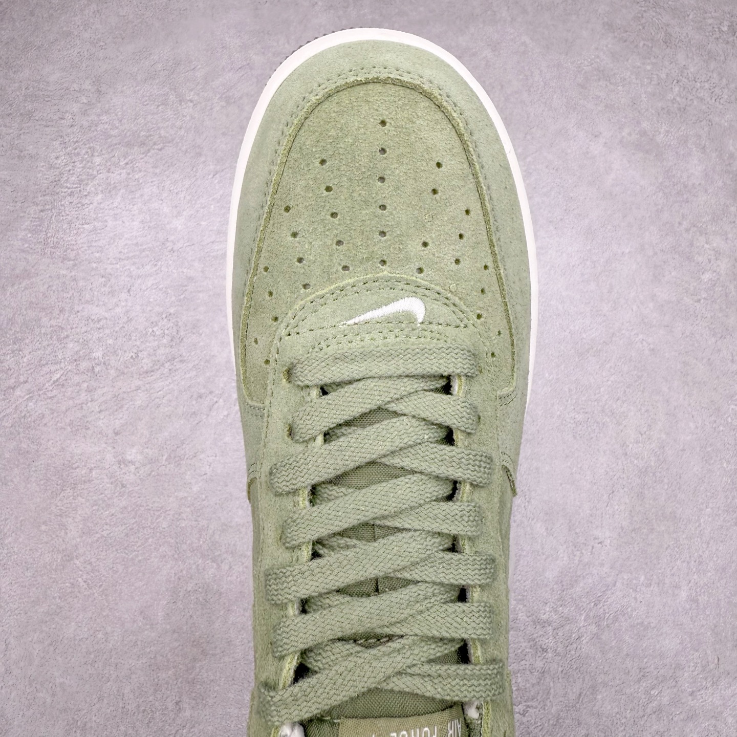 图片[4]-＃XT纯原 NK Air Force 1´07 Low 空军一号低帮百搭休闲运动板鞋 DV0785-300 顶级批次 2022全新楦头鞋型 鱼鳞大底 历时开发三个月 清洁度完美 二维码鞋标 内置芯片及solo气垫 大底高度及其弧度依照正品 钢印 logo刺绣 鞋口弧度 鞋头长度 鞋面冲孔 鞋垫背胶及钢印 完美鞋型对比正品 每一处都是细节满满 柔软、弹性十足的缓震性能和出色的中底设计 横跨复古与现代的外型结合 造就出风靡全球 三十多年的Force 1 直到今天还深受青睐 实拍调校N版已经零色差零失真 百分百还原实物色彩所见即所得 不存在货不对板色差等低级问题 选购参考实物拍摄 不混卖不参货 只用心做好货严格选品 承诺混一赔十 尺码：36 36.5 37.5 38 38.5 39 40 40.5 41 42 42.5 43 44 44.5 45-选品中心