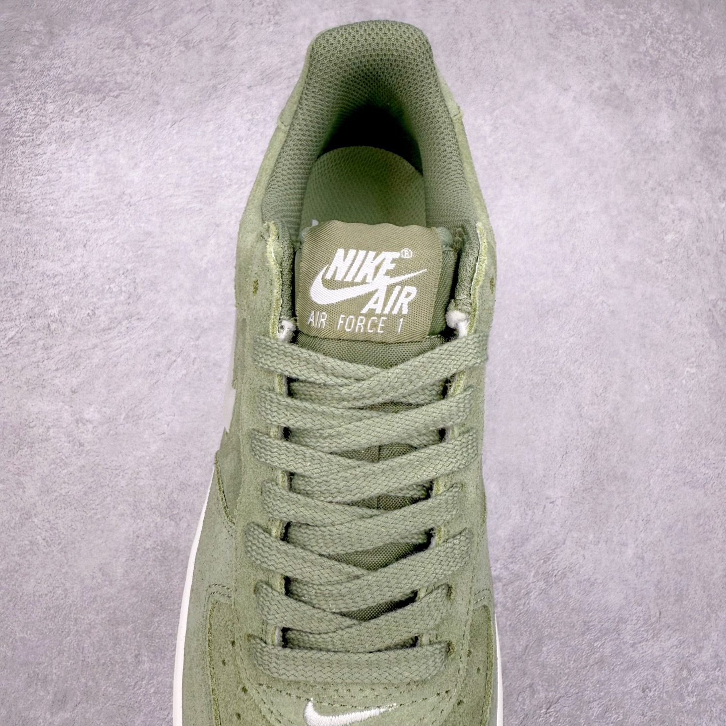 图片[5]-＃XT纯原 NK Air Force 1´07 Low 空军一号低帮百搭休闲运动板鞋 DV0785-300 顶级批次 2022全新楦头鞋型 鱼鳞大底 历时开发三个月 清洁度完美 二维码鞋标 内置芯片及solo气垫 大底高度及其弧度依照正品 钢印 logo刺绣 鞋口弧度 鞋头长度 鞋面冲孔 鞋垫背胶及钢印 完美鞋型对比正品 每一处都是细节满满 柔软、弹性十足的缓震性能和出色的中底设计 横跨复古与现代的外型结合 造就出风靡全球 三十多年的Force 1 直到今天还深受青睐 实拍调校N版已经零色差零失真 百分百还原实物色彩所见即所得 不存在货不对板色差等低级问题 选购参考实物拍摄 不混卖不参货 只用心做好货严格选品 承诺混一赔十 尺码：36 36.5 37.5 38 38.5 39 40 40.5 41 42 42.5 43 44 44.5 45-选品中心