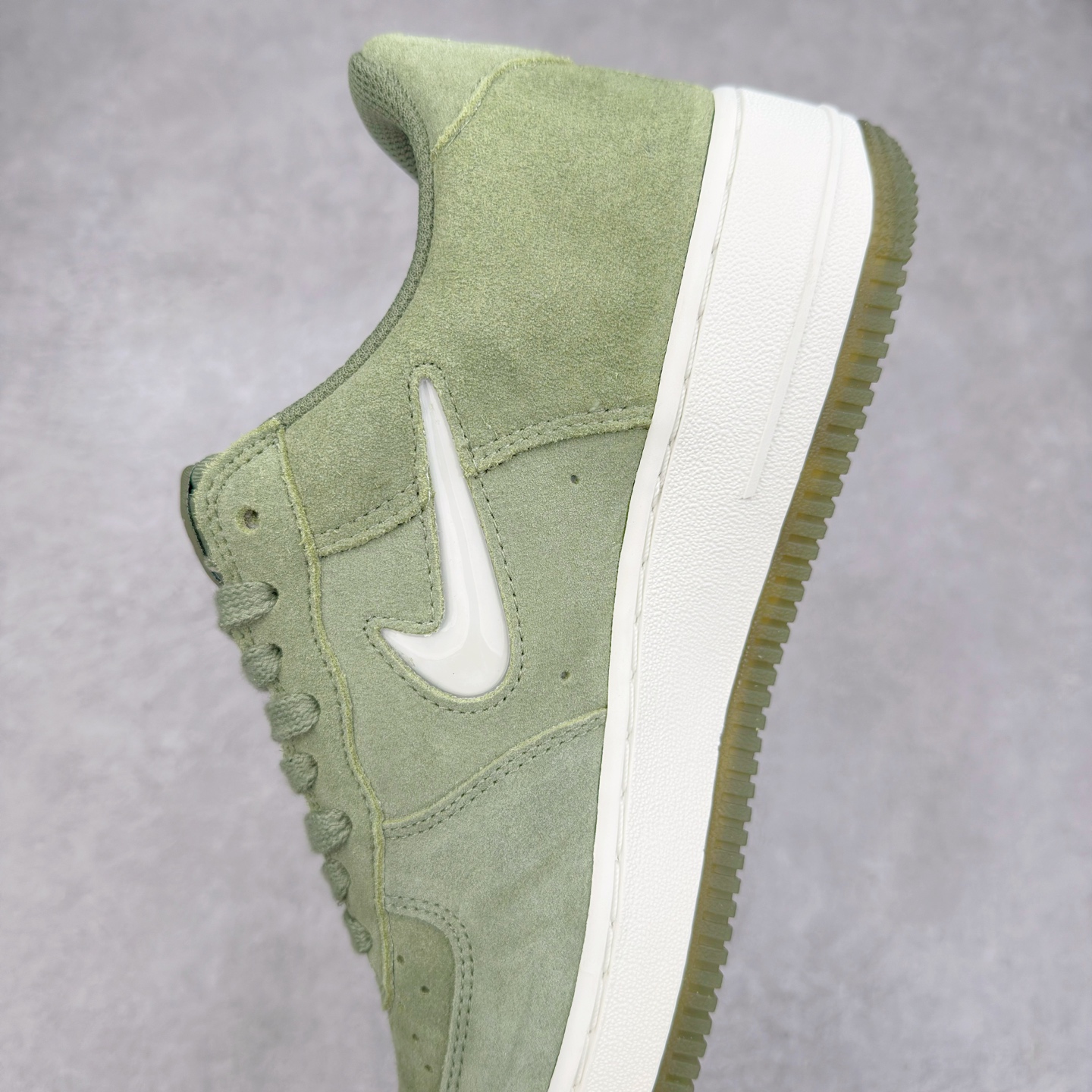 图片[7]-＃XT纯原 NK Air Force 1´07 Low 空军一号低帮百搭休闲运动板鞋 DV0785-300 顶级批次 2022全新楦头鞋型 鱼鳞大底 历时开发三个月 清洁度完美 二维码鞋标 内置芯片及solo气垫 大底高度及其弧度依照正品 钢印 logo刺绣 鞋口弧度 鞋头长度 鞋面冲孔 鞋垫背胶及钢印 完美鞋型对比正品 每一处都是细节满满 柔软、弹性十足的缓震性能和出色的中底设计 横跨复古与现代的外型结合 造就出风靡全球 三十多年的Force 1 直到今天还深受青睐 实拍调校N版已经零色差零失真 百分百还原实物色彩所见即所得 不存在货不对板色差等低级问题 选购参考实物拍摄 不混卖不参货 只用心做好货严格选品 承诺混一赔十 尺码：36 36.5 37.5 38 38.5 39 40 40.5 41 42 42.5 43 44 44.5 45-选品中心