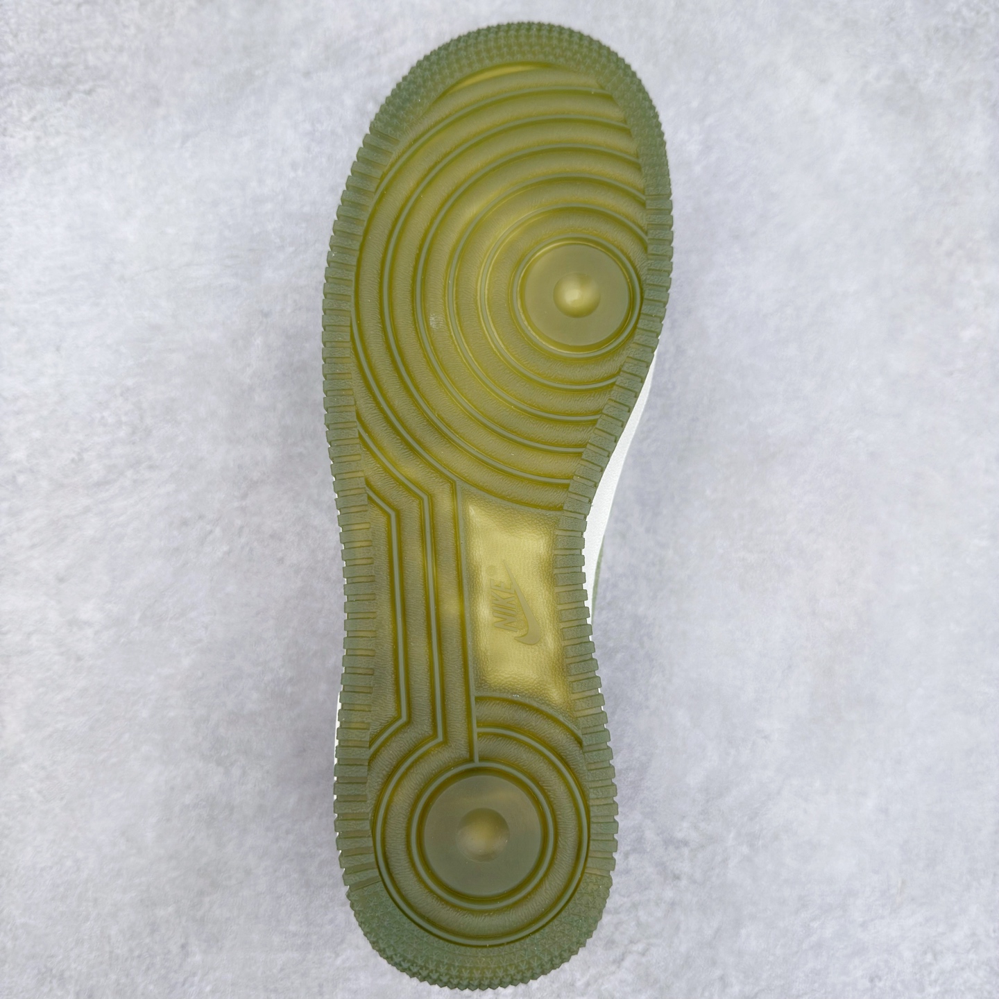 图片[9]-＃XT纯原 NK Air Force 1´07 Low 空军一号低帮百搭休闲运动板鞋 DV0785-300 顶级批次 2022全新楦头鞋型 鱼鳞大底 历时开发三个月 清洁度完美 二维码鞋标 内置芯片及solo气垫 大底高度及其弧度依照正品 钢印 logo刺绣 鞋口弧度 鞋头长度 鞋面冲孔 鞋垫背胶及钢印 完美鞋型对比正品 每一处都是细节满满 柔软、弹性十足的缓震性能和出色的中底设计 横跨复古与现代的外型结合 造就出风靡全球 三十多年的Force 1 直到今天还深受青睐 实拍调校N版已经零色差零失真 百分百还原实物色彩所见即所得 不存在货不对板色差等低级问题 选购参考实物拍摄 不混卖不参货 只用心做好货严格选品 承诺混一赔十 尺码：36 36.5 37.5 38 38.5 39 40 40.5 41 42 42.5 43 44 44.5 45-选品中心