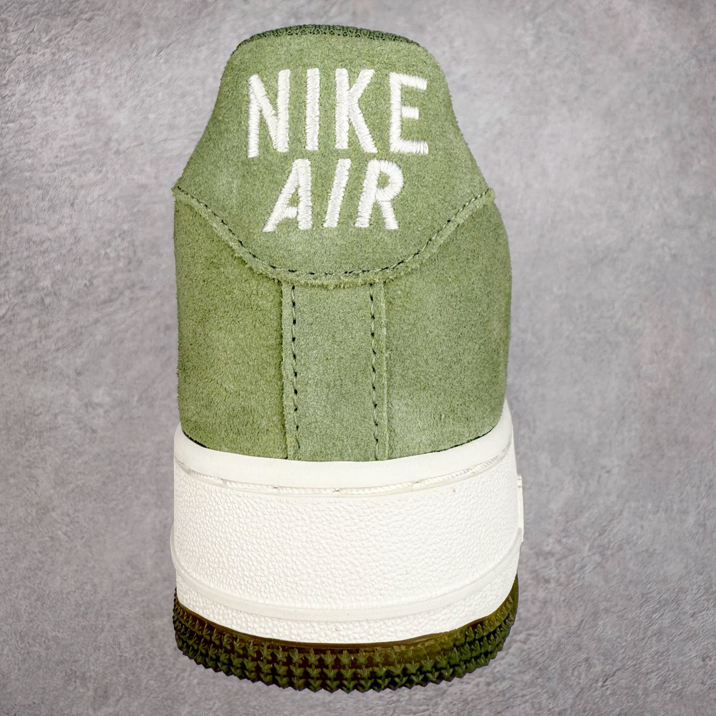 图片[8]-＃XT纯原 NK Air Force 1´07 Low 空军一号低帮百搭休闲运动板鞋 DV0785-300 顶级批次 2022全新楦头鞋型 鱼鳞大底 历时开发三个月 清洁度完美 二维码鞋标 内置芯片及solo气垫 大底高度及其弧度依照正品 钢印 logo刺绣 鞋口弧度 鞋头长度 鞋面冲孔 鞋垫背胶及钢印 完美鞋型对比正品 每一处都是细节满满 柔软、弹性十足的缓震性能和出色的中底设计 横跨复古与现代的外型结合 造就出风靡全球 三十多年的Force 1 直到今天还深受青睐 实拍调校N版已经零色差零失真 百分百还原实物色彩所见即所得 不存在货不对板色差等低级问题 选购参考实物拍摄 不混卖不参货 只用心做好货严格选品 承诺混一赔十 尺码：36 36.5 37.5 38 38.5 39 40 40.5 41 42 42.5 43 44 44.5 45-选品中心