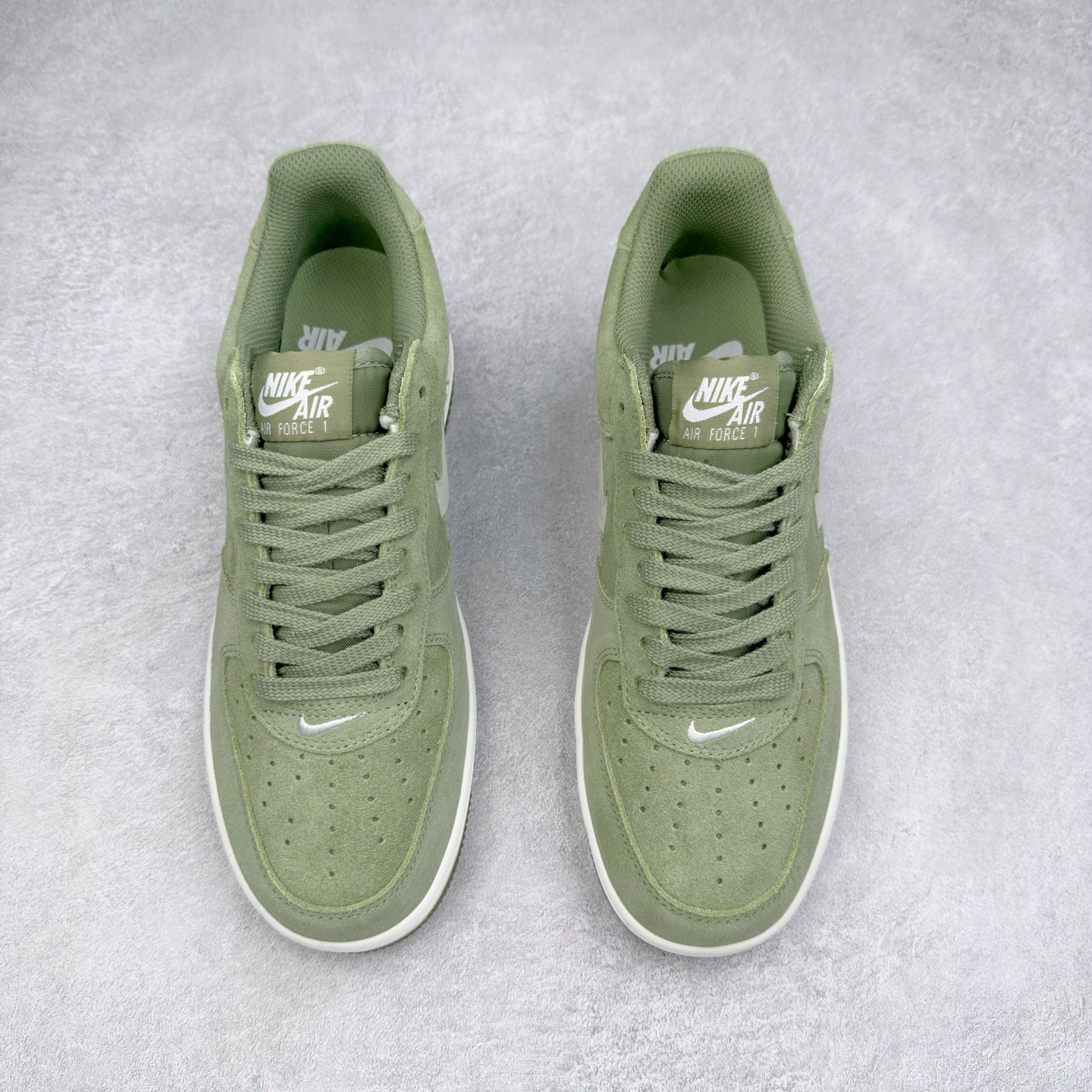 图片[2]-＃XT纯原 NK Air Force 1´07 Low 空军一号低帮百搭休闲运动板鞋 DV0785-300 顶级批次 2022全新楦头鞋型 鱼鳞大底 历时开发三个月 清洁度完美 二维码鞋标 内置芯片及solo气垫 大底高度及其弧度依照正品 钢印 logo刺绣 鞋口弧度 鞋头长度 鞋面冲孔 鞋垫背胶及钢印 完美鞋型对比正品 每一处都是细节满满 柔软、弹性十足的缓震性能和出色的中底设计 横跨复古与现代的外型结合 造就出风靡全球 三十多年的Force 1 直到今天还深受青睐 实拍调校N版已经零色差零失真 百分百还原实物色彩所见即所得 不存在货不对板色差等低级问题 选购参考实物拍摄 不混卖不参货 只用心做好货严格选品 承诺混一赔十 尺码：36 36.5 37.5 38 38.5 39 40 40.5 41 42 42.5 43 44 44.5 45-选品中心