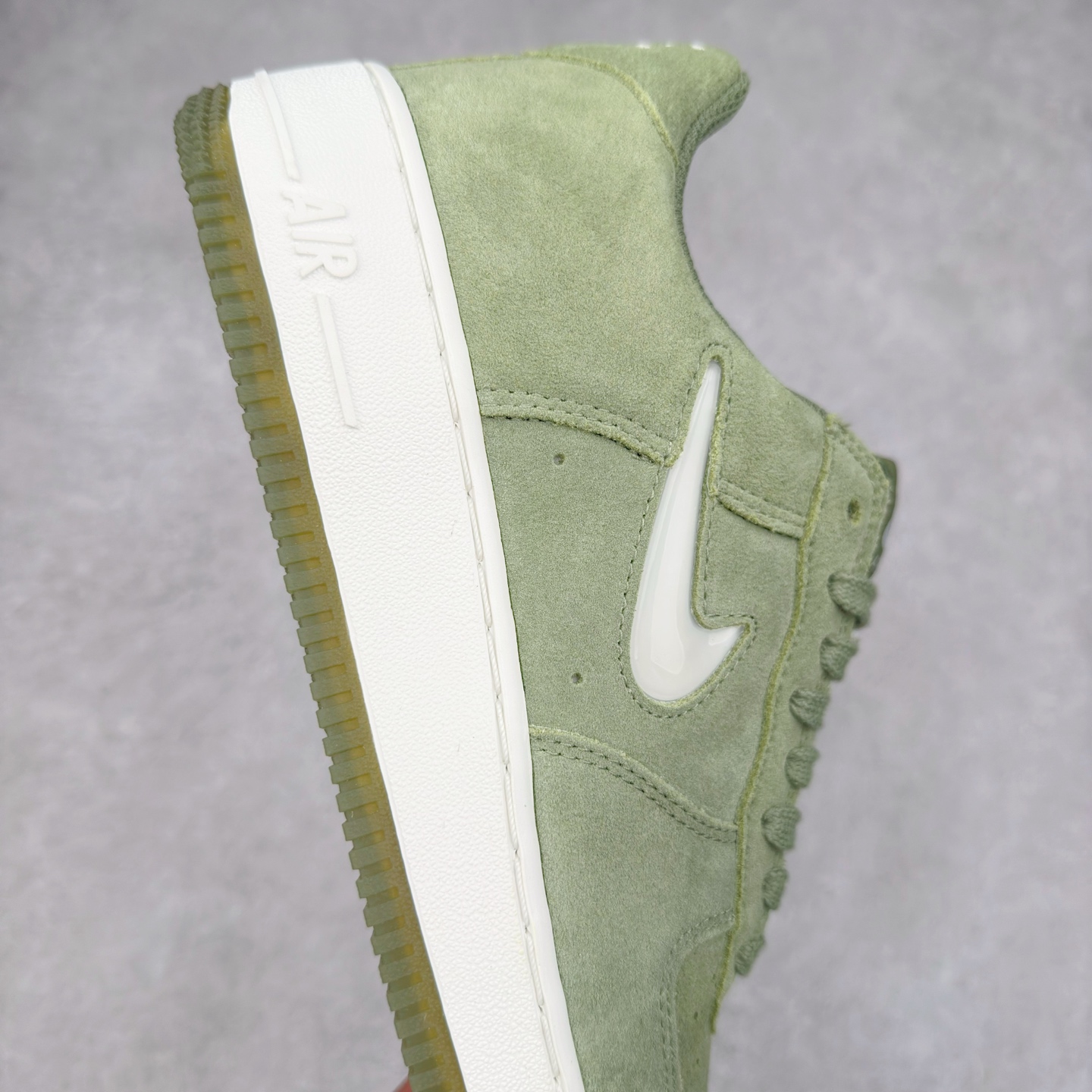 图片[6]-＃XT纯原 NK Air Force 1´07 Low 空军一号低帮百搭休闲运动板鞋 DV0785-300 顶级批次 2022全新楦头鞋型 鱼鳞大底 历时开发三个月 清洁度完美 二维码鞋标 内置芯片及solo气垫 大底高度及其弧度依照正品 钢印 logo刺绣 鞋口弧度 鞋头长度 鞋面冲孔 鞋垫背胶及钢印 完美鞋型对比正品 每一处都是细节满满 柔软、弹性十足的缓震性能和出色的中底设计 横跨复古与现代的外型结合 造就出风靡全球 三十多年的Force 1 直到今天还深受青睐 实拍调校N版已经零色差零失真 百分百还原实物色彩所见即所得 不存在货不对板色差等低级问题 选购参考实物拍摄 不混卖不参货 只用心做好货严格选品 承诺混一赔十 尺码：36 36.5 37.5 38 38.5 39 40 40.5 41 42 42.5 43 44 44.5 45-选品中心