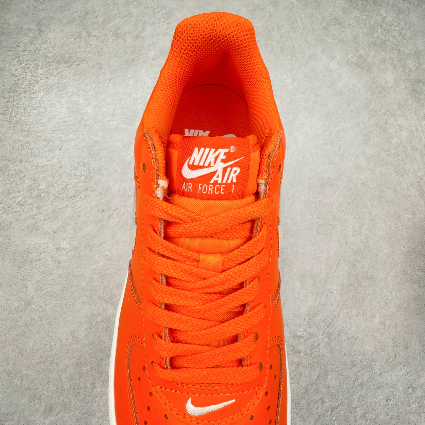 图片[5]-＃XT纯原 NK Air Force 1´07 Low 空军一号低帮百搭休闲运动板鞋 FJ1044-800 顶级批次 2022全新楦头鞋型 鱼鳞大底 历时开发三个月 清洁度完美 二维码鞋标 内置芯片及solo气垫 大底高度及其弧度依照正品 钢印 logo刺绣 鞋口弧度 鞋头长度 鞋面冲孔 鞋垫背胶及钢印 完美鞋型对比正品 每一处都是细节满满 柔软、弹性十足的缓震性能和出色的中底设计 横跨复古与现代的外型结合 造就出风靡全球 三十多年的Force 1 直到今天还深受青睐 实拍调校N版已经零色差零失真 百分百还原实物色彩所见即所得 不存在货不对板色差等低级问题 选购参考实物拍摄 不混卖不参货 只用心做好货严格选品 承诺混一赔十 尺码：36 36.5 37.5 38 38.5 39 40 40.5 41 42 42.5 43 44 44.5 45-选品中心