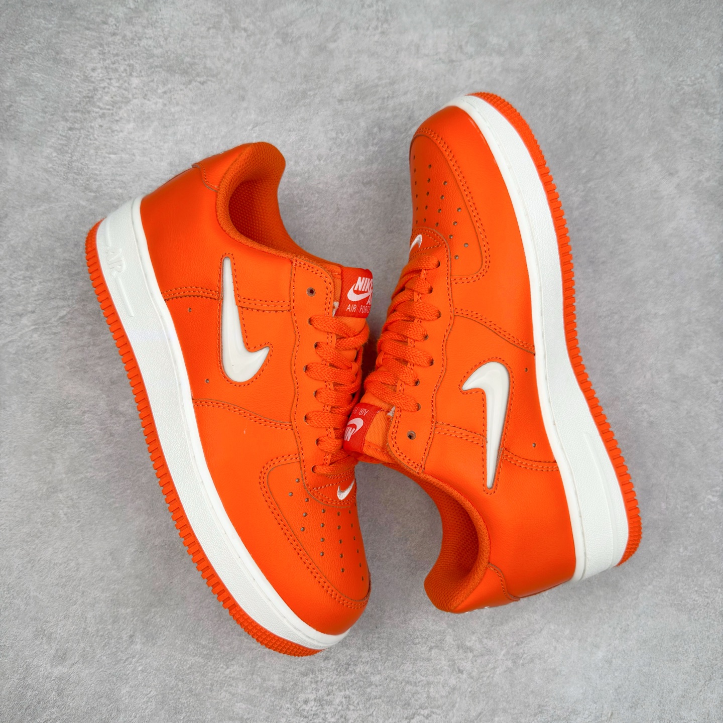 图片[3]-＃XT纯原 NK Air Force 1´07 Low 空军一号低帮百搭休闲运动板鞋 FJ1044-800 顶级批次 2022全新楦头鞋型 鱼鳞大底 历时开发三个月 清洁度完美 二维码鞋标 内置芯片及solo气垫 大底高度及其弧度依照正品 钢印 logo刺绣 鞋口弧度 鞋头长度 鞋面冲孔 鞋垫背胶及钢印 完美鞋型对比正品 每一处都是细节满满 柔软、弹性十足的缓震性能和出色的中底设计 横跨复古与现代的外型结合 造就出风靡全球 三十多年的Force 1 直到今天还深受青睐 实拍调校N版已经零色差零失真 百分百还原实物色彩所见即所得 不存在货不对板色差等低级问题 选购参考实物拍摄 不混卖不参货 只用心做好货严格选品 承诺混一赔十 尺码：36 36.5 37.5 38 38.5 39 40 40.5 41 42 42.5 43 44 44.5 45-选品中心