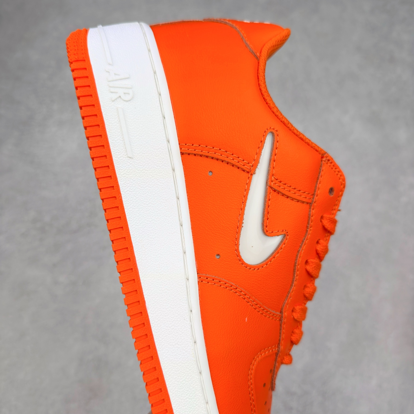 图片[6]-＃XT纯原 NK Air Force 1´07 Low 空军一号低帮百搭休闲运动板鞋 FJ1044-800 顶级批次 2022全新楦头鞋型 鱼鳞大底 历时开发三个月 清洁度完美 二维码鞋标 内置芯片及solo气垫 大底高度及其弧度依照正品 钢印 logo刺绣 鞋口弧度 鞋头长度 鞋面冲孔 鞋垫背胶及钢印 完美鞋型对比正品 每一处都是细节满满 柔软、弹性十足的缓震性能和出色的中底设计 横跨复古与现代的外型结合 造就出风靡全球 三十多年的Force 1 直到今天还深受青睐 实拍调校N版已经零色差零失真 百分百还原实物色彩所见即所得 不存在货不对板色差等低级问题 选购参考实物拍摄 不混卖不参货 只用心做好货严格选品 承诺混一赔十 尺码：36 36.5 37.5 38 38.5 39 40 40.5 41 42 42.5 43 44 44.5 45-选品中心