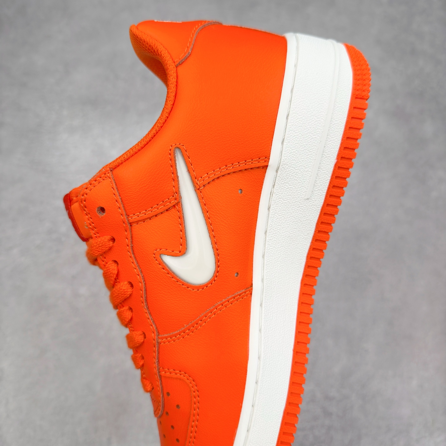 图片[7]-＃XT纯原 NK Air Force 1´07 Low 空军一号低帮百搭休闲运动板鞋 FJ1044-800 顶级批次 2022全新楦头鞋型 鱼鳞大底 历时开发三个月 清洁度完美 二维码鞋标 内置芯片及solo气垫 大底高度及其弧度依照正品 钢印 logo刺绣 鞋口弧度 鞋头长度 鞋面冲孔 鞋垫背胶及钢印 完美鞋型对比正品 每一处都是细节满满 柔软、弹性十足的缓震性能和出色的中底设计 横跨复古与现代的外型结合 造就出风靡全球 三十多年的Force 1 直到今天还深受青睐 实拍调校N版已经零色差零失真 百分百还原实物色彩所见即所得 不存在货不对板色差等低级问题 选购参考实物拍摄 不混卖不参货 只用心做好货严格选品 承诺混一赔十 尺码：36 36.5 37.5 38 38.5 39 40 40.5 41 42 42.5 43 44 44.5 45-选品中心