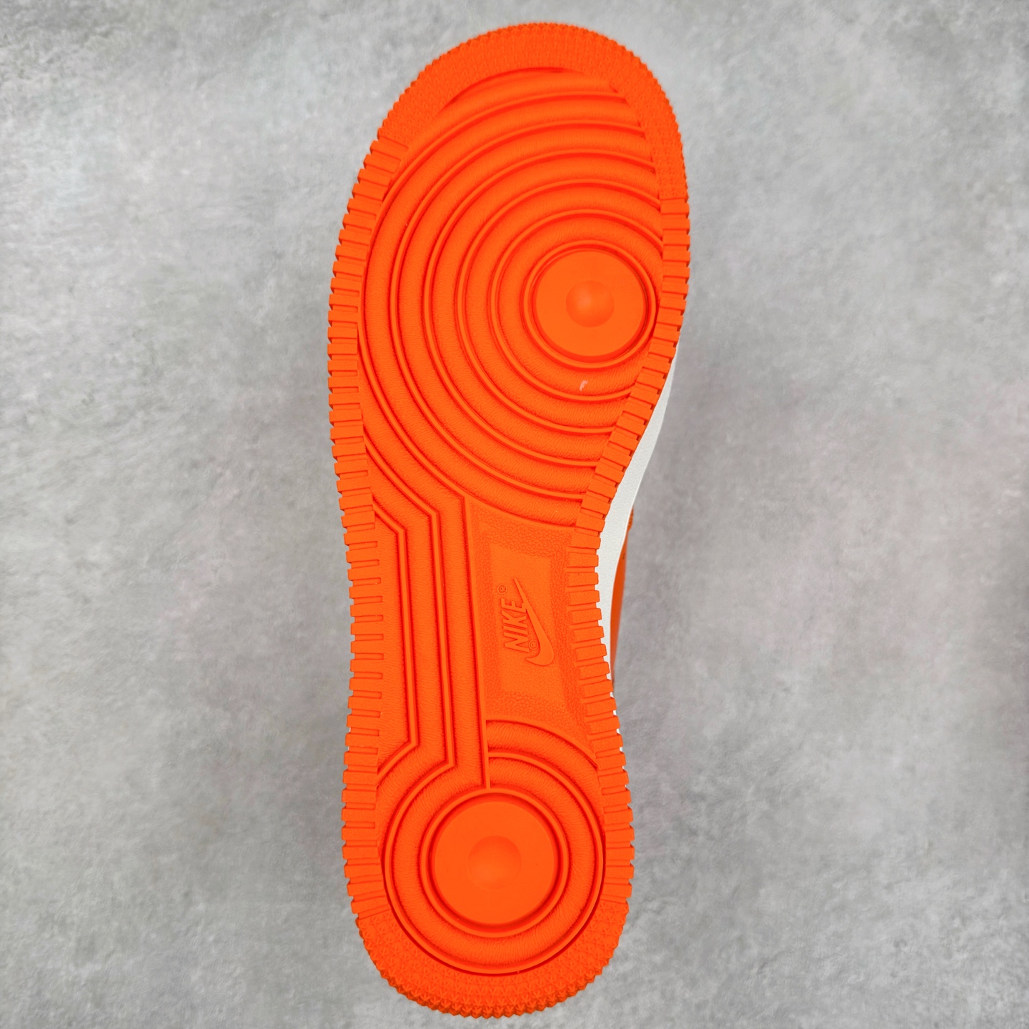 图片[9]-＃XT纯原 NK Air Force 1´07 Low 空军一号低帮百搭休闲运动板鞋 FJ1044-800 顶级批次 2022全新楦头鞋型 鱼鳞大底 历时开发三个月 清洁度完美 二维码鞋标 内置芯片及solo气垫 大底高度及其弧度依照正品 钢印 logo刺绣 鞋口弧度 鞋头长度 鞋面冲孔 鞋垫背胶及钢印 完美鞋型对比正品 每一处都是细节满满 柔软、弹性十足的缓震性能和出色的中底设计 横跨复古与现代的外型结合 造就出风靡全球 三十多年的Force 1 直到今天还深受青睐 实拍调校N版已经零色差零失真 百分百还原实物色彩所见即所得 不存在货不对板色差等低级问题 选购参考实物拍摄 不混卖不参货 只用心做好货严格选品 承诺混一赔十 尺码：36 36.5 37.5 38 38.5 39 40 40.5 41 42 42.5 43 44 44.5 45-选品中心