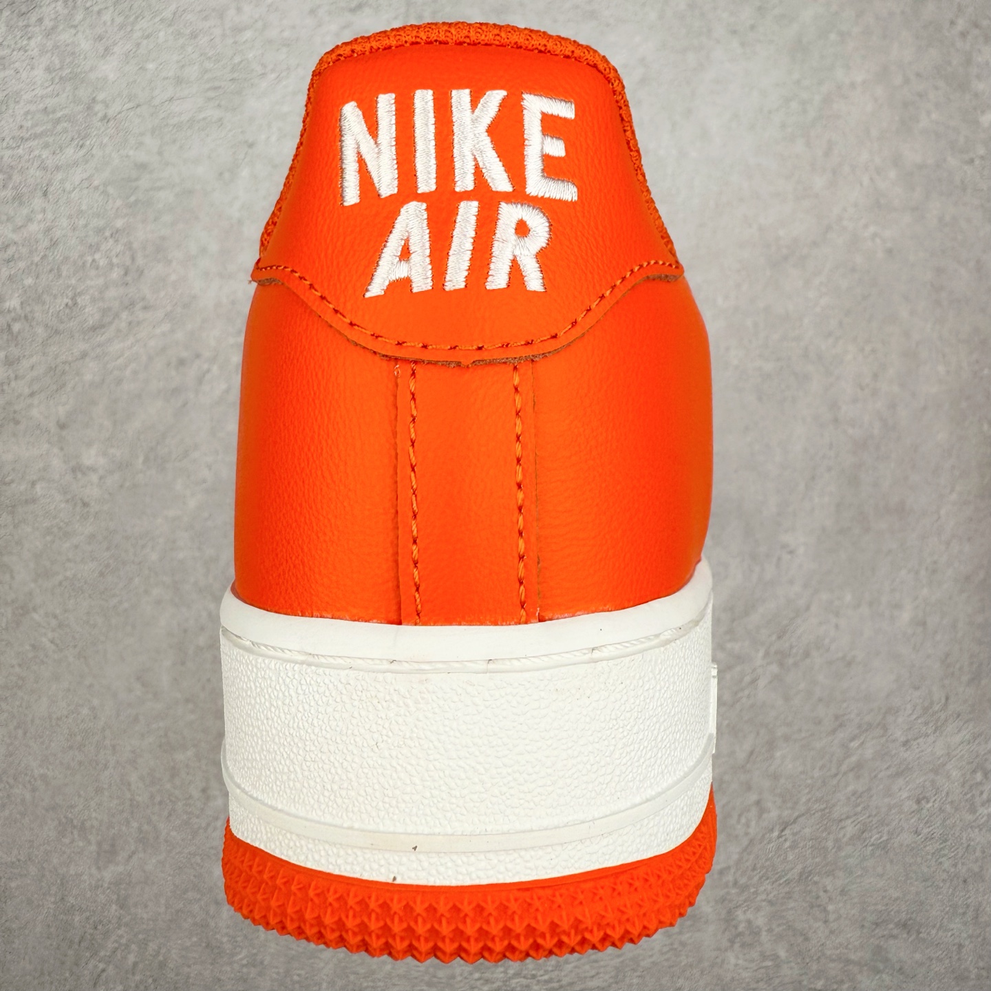 图片[8]-＃XT纯原 NK Air Force 1´07 Low 空军一号低帮百搭休闲运动板鞋 FJ1044-800 顶级批次 2022全新楦头鞋型 鱼鳞大底 历时开发三个月 清洁度完美 二维码鞋标 内置芯片及solo气垫 大底高度及其弧度依照正品 钢印 logo刺绣 鞋口弧度 鞋头长度 鞋面冲孔 鞋垫背胶及钢印 完美鞋型对比正品 每一处都是细节满满 柔软、弹性十足的缓震性能和出色的中底设计 横跨复古与现代的外型结合 造就出风靡全球 三十多年的Force 1 直到今天还深受青睐 实拍调校N版已经零色差零失真 百分百还原实物色彩所见即所得 不存在货不对板色差等低级问题 选购参考实物拍摄 不混卖不参货 只用心做好货严格选品 承诺混一赔十 尺码：36 36.5 37.5 38 38.5 39 40 40.5 41 42 42.5 43 44 44.5 45-选品中心