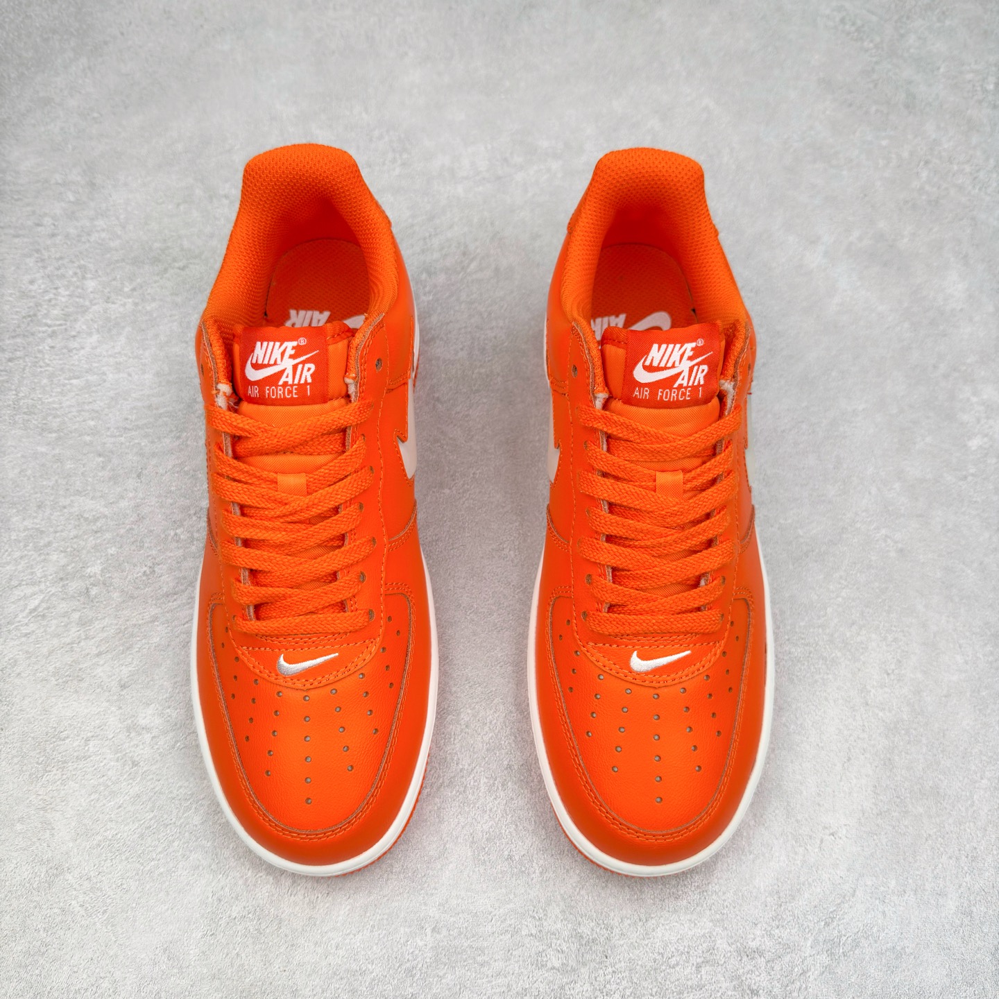 图片[2]-＃XT纯原 NK Air Force 1´07 Low 空军一号低帮百搭休闲运动板鞋 FJ1044-800 顶级批次 2022全新楦头鞋型 鱼鳞大底 历时开发三个月 清洁度完美 二维码鞋标 内置芯片及solo气垫 大底高度及其弧度依照正品 钢印 logo刺绣 鞋口弧度 鞋头长度 鞋面冲孔 鞋垫背胶及钢印 完美鞋型对比正品 每一处都是细节满满 柔软、弹性十足的缓震性能和出色的中底设计 横跨复古与现代的外型结合 造就出风靡全球 三十多年的Force 1 直到今天还深受青睐 实拍调校N版已经零色差零失真 百分百还原实物色彩所见即所得 不存在货不对板色差等低级问题 选购参考实物拍摄 不混卖不参货 只用心做好货严格选品 承诺混一赔十 尺码：36 36.5 37.5 38 38.5 39 40 40.5 41 42 42.5 43 44 44.5 45-选品中心