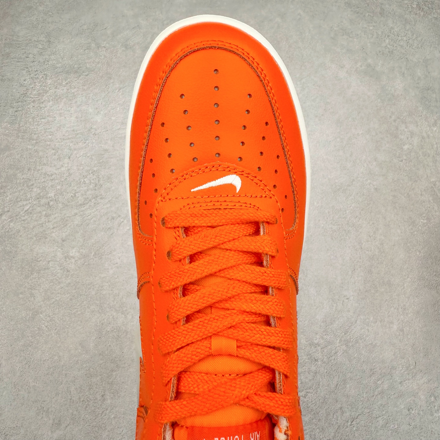 图片[4]-＃XT纯原 NK Air Force 1´07 Low 空军一号低帮百搭休闲运动板鞋 FJ1044-800 顶级批次 2022全新楦头鞋型 鱼鳞大底 历时开发三个月 清洁度完美 二维码鞋标 内置芯片及solo气垫 大底高度及其弧度依照正品 钢印 logo刺绣 鞋口弧度 鞋头长度 鞋面冲孔 鞋垫背胶及钢印 完美鞋型对比正品 每一处都是细节满满 柔软、弹性十足的缓震性能和出色的中底设计 横跨复古与现代的外型结合 造就出风靡全球 三十多年的Force 1 直到今天还深受青睐 实拍调校N版已经零色差零失真 百分百还原实物色彩所见即所得 不存在货不对板色差等低级问题 选购参考实物拍摄 不混卖不参货 只用心做好货严格选品 承诺混一赔十 尺码：36 36.5 37.5 38 38.5 39 40 40.5 41 42 42.5 43 44 44.5 45-选品中心