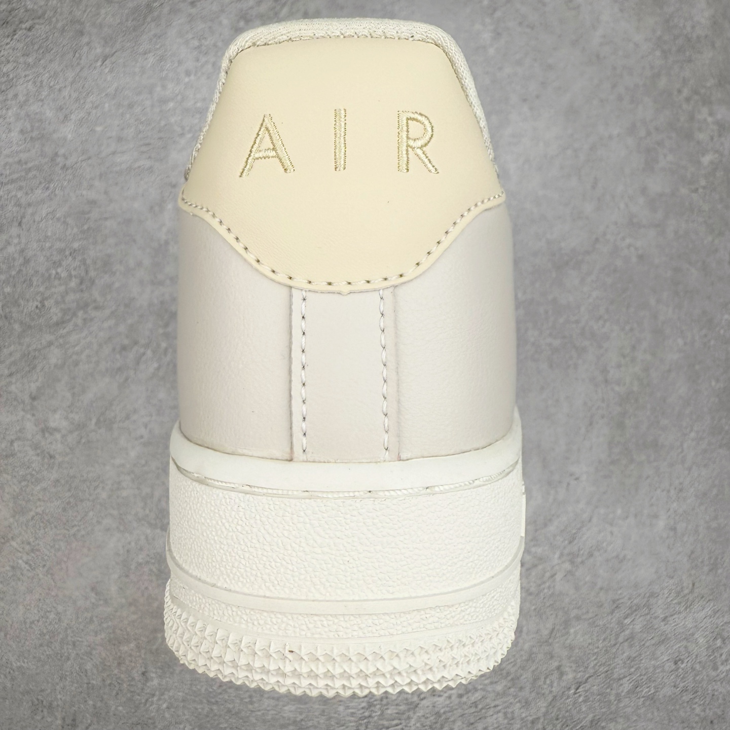 图片[8]-＃XT纯原 NK Air Force 1´07 Low 空军一号低帮百搭休闲运动板鞋 AO3814-001 顶级批次 2022全新楦头鞋型 鱼鳞大底 历时开发三个月 清洁度完美 二维码鞋标 内置芯片及solo气垫 大底高度及其弧度依照正品 钢印 logo刺绣 鞋口弧度 鞋头长度 鞋面冲孔 鞋垫背胶及钢印 完美鞋型对比正品 每一处都是细节满满 柔软、弹性十足的缓震性能和出色的中底设计 横跨复古与现代的外型结合 造就出风靡全球 三十多年的Force 1 直到今天还深受青睐 实拍调校N版已经零色差零失真 百分百还原实物色彩所见即所得 不存在货不对板色差等低级问题 选购参考实物拍摄 不混卖不参货 只用心做好货严格选品 承诺混一赔十 尺码：36 36.5 37.5 38 38.5 39 40 40.5 41 42 42.5 43 44 44.5 45-选品中心