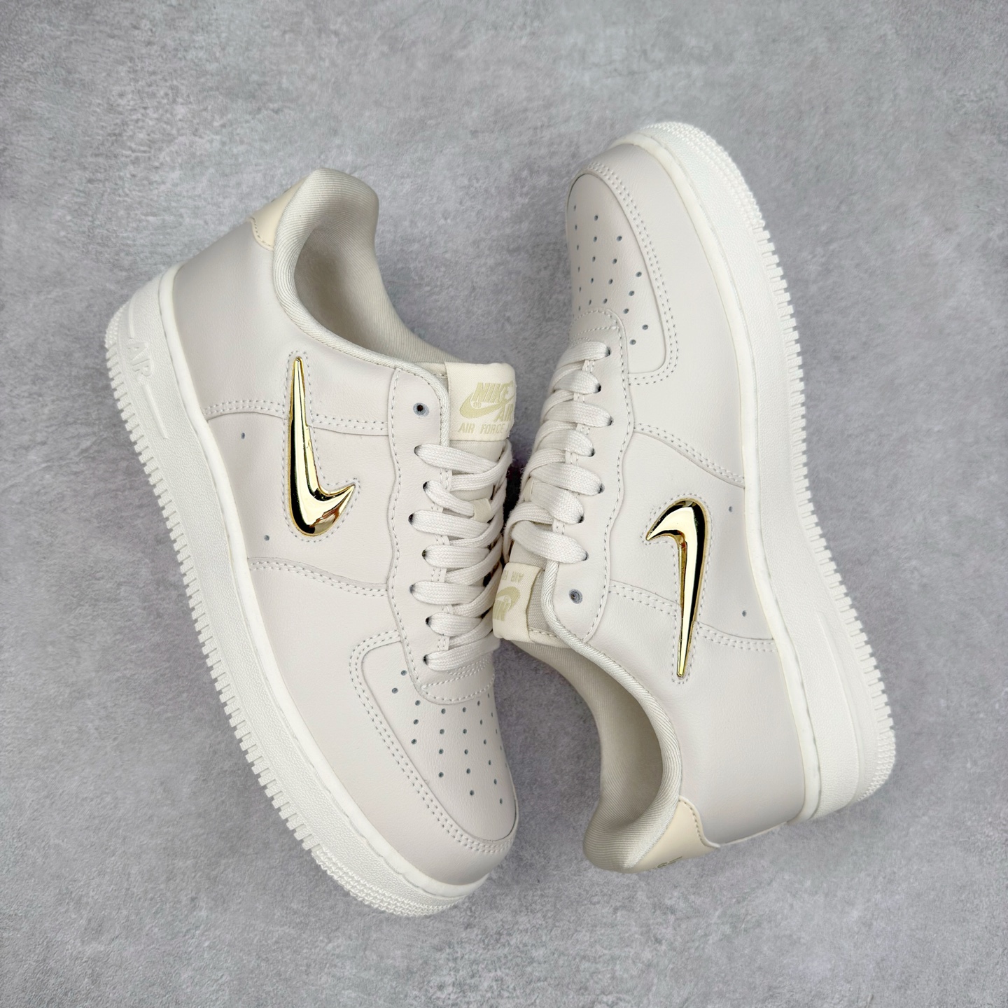 图片[3]-＃XT纯原 NK Air Force 1´07 Low 空军一号低帮百搭休闲运动板鞋 AO3814-001 顶级批次 2022全新楦头鞋型 鱼鳞大底 历时开发三个月 清洁度完美 二维码鞋标 内置芯片及solo气垫 大底高度及其弧度依照正品 钢印 logo刺绣 鞋口弧度 鞋头长度 鞋面冲孔 鞋垫背胶及钢印 完美鞋型对比正品 每一处都是细节满满 柔软、弹性十足的缓震性能和出色的中底设计 横跨复古与现代的外型结合 造就出风靡全球 三十多年的Force 1 直到今天还深受青睐 实拍调校N版已经零色差零失真 百分百还原实物色彩所见即所得 不存在货不对板色差等低级问题 选购参考实物拍摄 不混卖不参货 只用心做好货严格选品 承诺混一赔十 尺码：36 36.5 37.5 38 38.5 39 40 40.5 41 42 42.5 43 44 44.5 45-选品中心