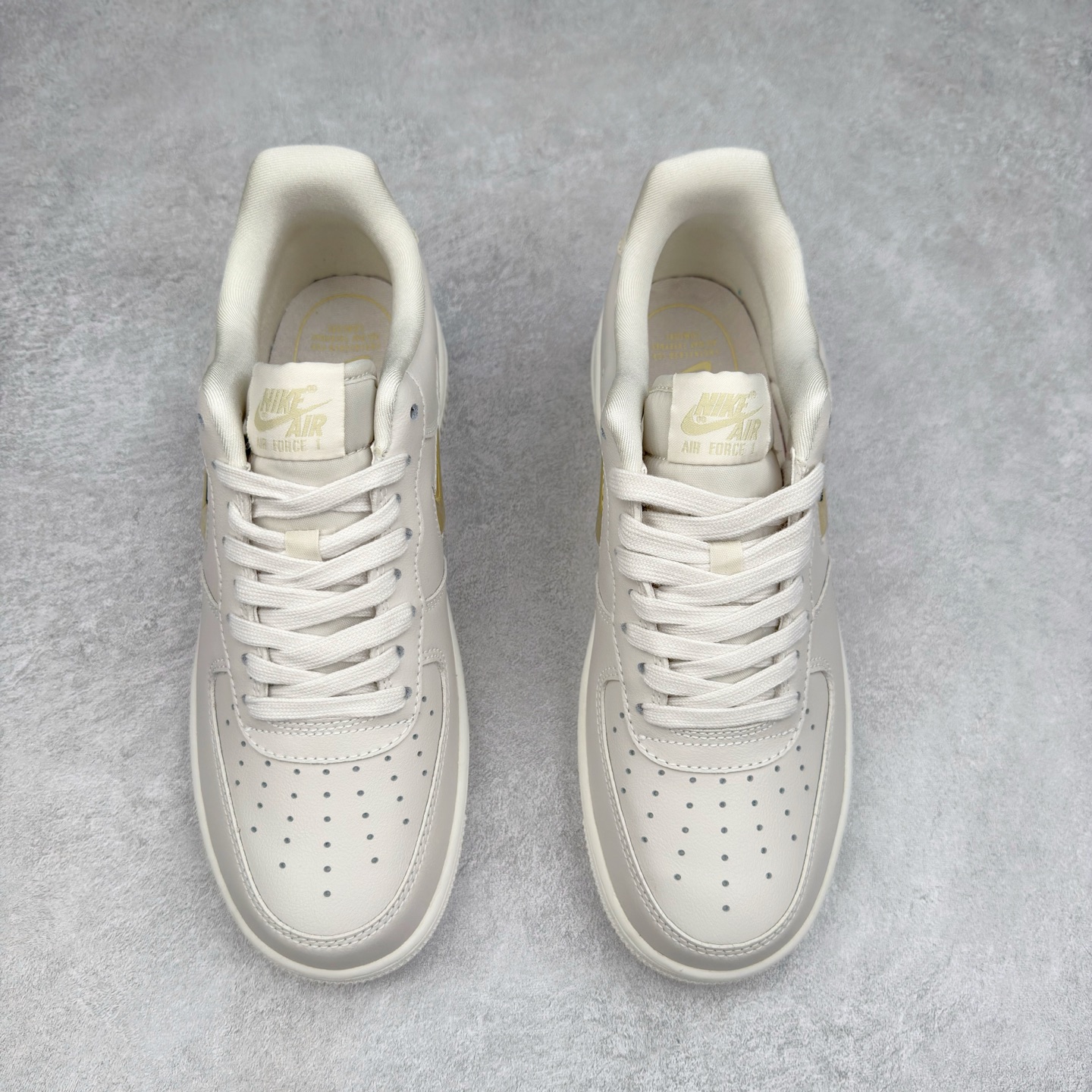 图片[2]-＃XT纯原 NK Air Force 1´07 Low 空军一号低帮百搭休闲运动板鞋 AO3814-001 顶级批次 2022全新楦头鞋型 鱼鳞大底 历时开发三个月 清洁度完美 二维码鞋标 内置芯片及solo气垫 大底高度及其弧度依照正品 钢印 logo刺绣 鞋口弧度 鞋头长度 鞋面冲孔 鞋垫背胶及钢印 完美鞋型对比正品 每一处都是细节满满 柔软、弹性十足的缓震性能和出色的中底设计 横跨复古与现代的外型结合 造就出风靡全球 三十多年的Force 1 直到今天还深受青睐 实拍调校N版已经零色差零失真 百分百还原实物色彩所见即所得 不存在货不对板色差等低级问题 选购参考实物拍摄 不混卖不参货 只用心做好货严格选品 承诺混一赔十 尺码：36 36.5 37.5 38 38.5 39 40 40.5 41 42 42.5 43 44 44.5 45-选品中心