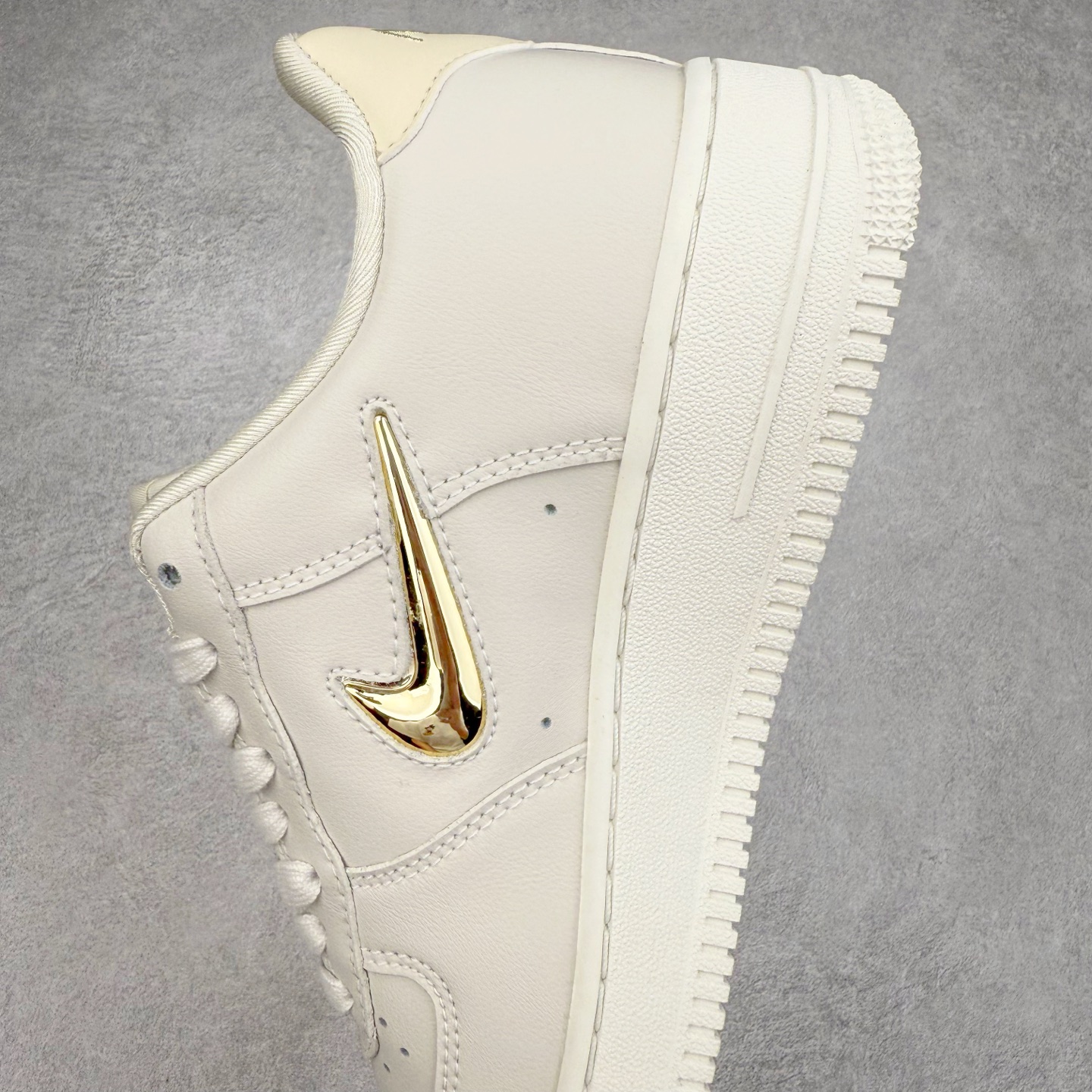 图片[7]-＃XT纯原 NK Air Force 1´07 Low 空军一号低帮百搭休闲运动板鞋 AO3814-001 顶级批次 2022全新楦头鞋型 鱼鳞大底 历时开发三个月 清洁度完美 二维码鞋标 内置芯片及solo气垫 大底高度及其弧度依照正品 钢印 logo刺绣 鞋口弧度 鞋头长度 鞋面冲孔 鞋垫背胶及钢印 完美鞋型对比正品 每一处都是细节满满 柔软、弹性十足的缓震性能和出色的中底设计 横跨复古与现代的外型结合 造就出风靡全球 三十多年的Force 1 直到今天还深受青睐 实拍调校N版已经零色差零失真 百分百还原实物色彩所见即所得 不存在货不对板色差等低级问题 选购参考实物拍摄 不混卖不参货 只用心做好货严格选品 承诺混一赔十 尺码：36 36.5 37.5 38 38.5 39 40 40.5 41 42 42.5 43 44 44.5 45-选品中心