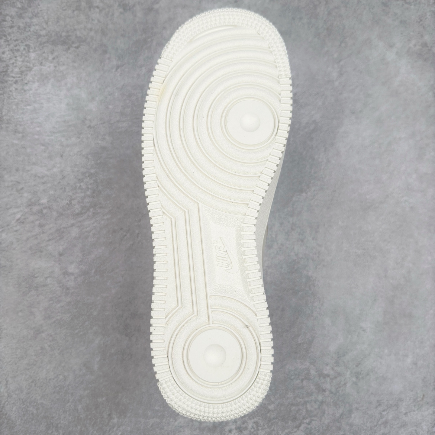 图片[9]-＃XT纯原 NK Air Force 1´07 Low 空军一号低帮百搭休闲运动板鞋 AO3814-001 顶级批次 2022全新楦头鞋型 鱼鳞大底 历时开发三个月 清洁度完美 二维码鞋标 内置芯片及solo气垫 大底高度及其弧度依照正品 钢印 logo刺绣 鞋口弧度 鞋头长度 鞋面冲孔 鞋垫背胶及钢印 完美鞋型对比正品 每一处都是细节满满 柔软、弹性十足的缓震性能和出色的中底设计 横跨复古与现代的外型结合 造就出风靡全球 三十多年的Force 1 直到今天还深受青睐 实拍调校N版已经零色差零失真 百分百还原实物色彩所见即所得 不存在货不对板色差等低级问题 选购参考实物拍摄 不混卖不参货 只用心做好货严格选品 承诺混一赔十 尺码：36 36.5 37.5 38 38.5 39 40 40.5 41 42 42.5 43 44 44.5 45-选品中心