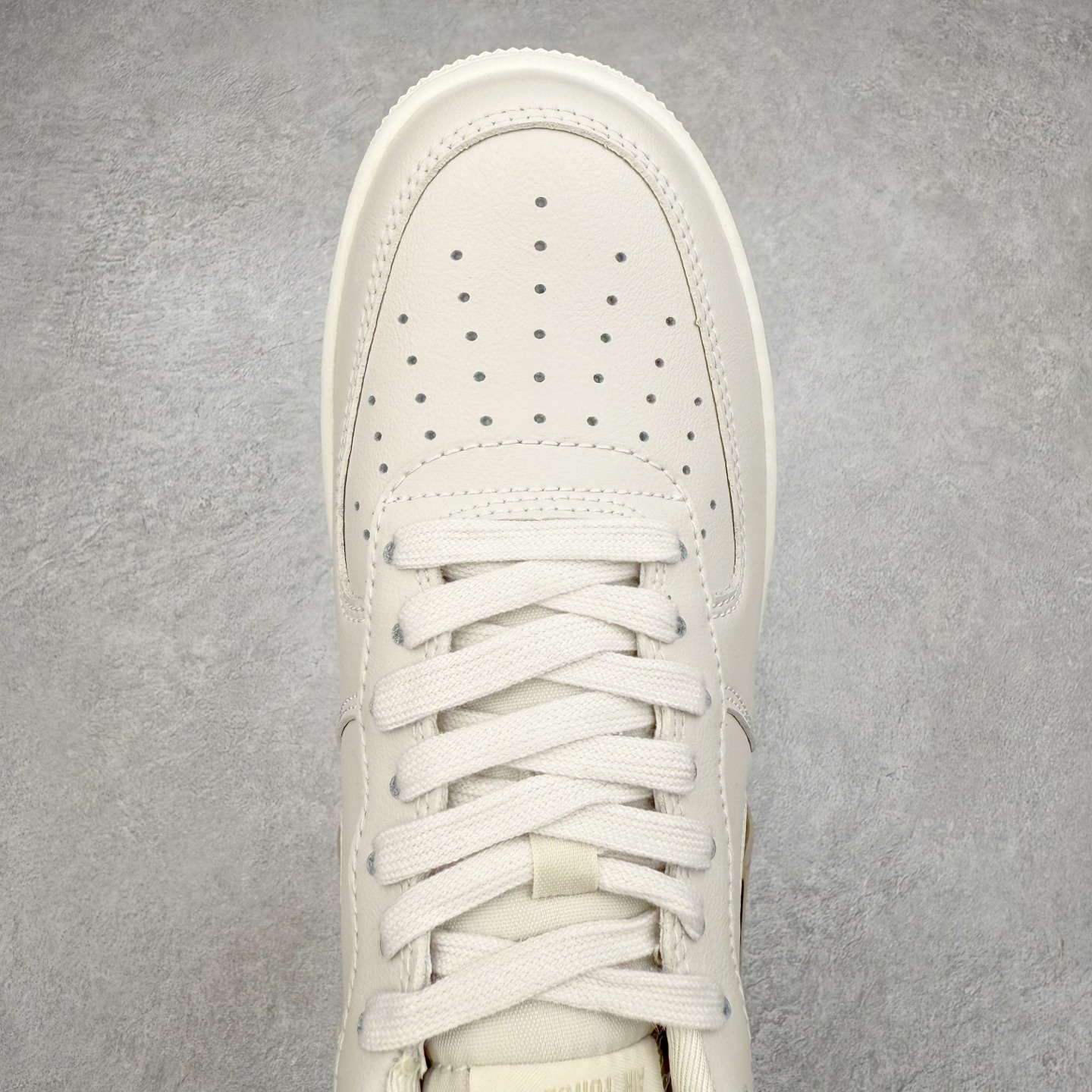 图片[4]-＃XT纯原 NK Air Force 1´07 Low 空军一号低帮百搭休闲运动板鞋 AO3814-001 顶级批次 2022全新楦头鞋型 鱼鳞大底 历时开发三个月 清洁度完美 二维码鞋标 内置芯片及solo气垫 大底高度及其弧度依照正品 钢印 logo刺绣 鞋口弧度 鞋头长度 鞋面冲孔 鞋垫背胶及钢印 完美鞋型对比正品 每一处都是细节满满 柔软、弹性十足的缓震性能和出色的中底设计 横跨复古与现代的外型结合 造就出风靡全球 三十多年的Force 1 直到今天还深受青睐 实拍调校N版已经零色差零失真 百分百还原实物色彩所见即所得 不存在货不对板色差等低级问题 选购参考实物拍摄 不混卖不参货 只用心做好货严格选品 承诺混一赔十 尺码：36 36.5 37.5 38 38.5 39 40 40.5 41 42 42.5 43 44 44.5 45-选品中心