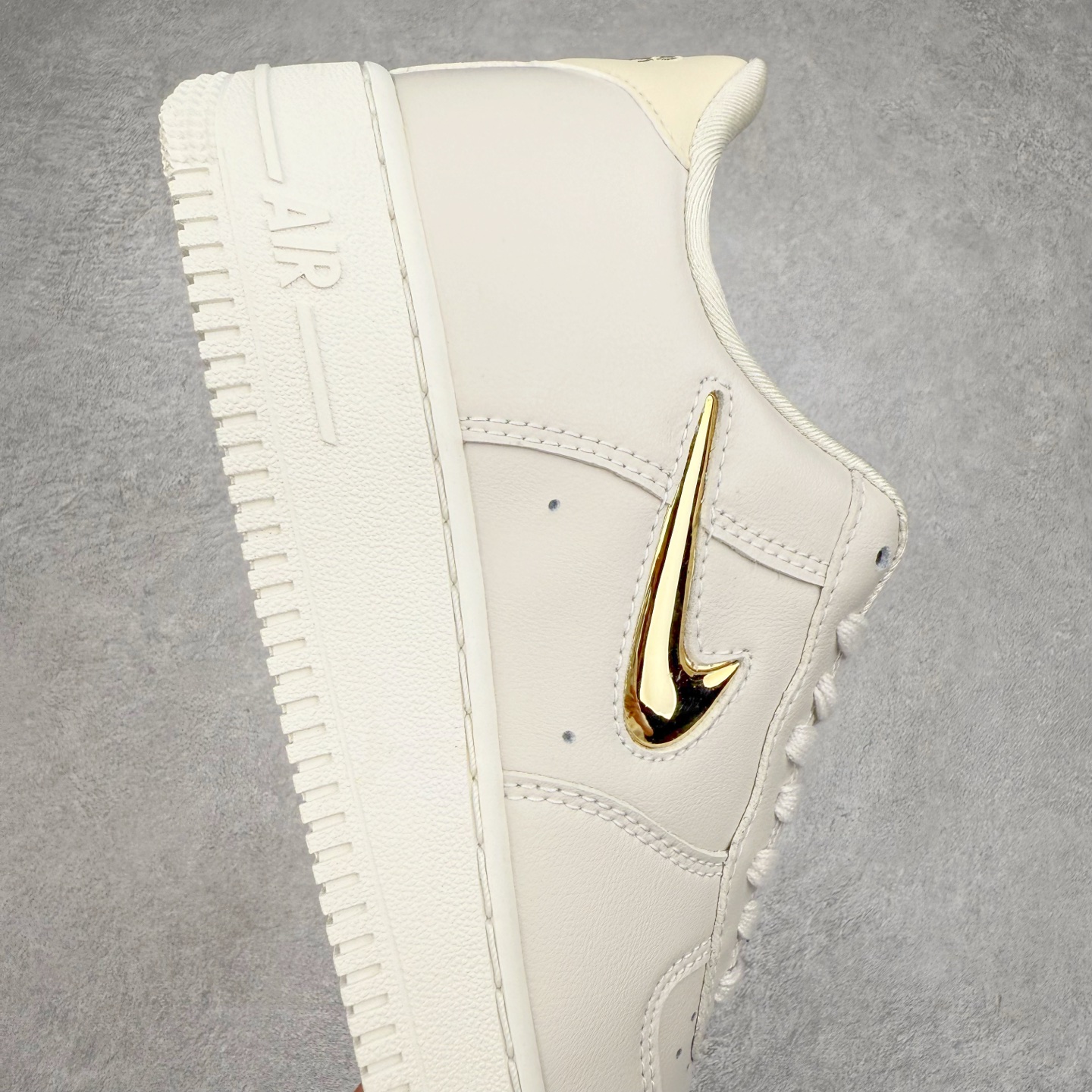 图片[6]-＃XT纯原 NK Air Force 1´07 Low 空军一号低帮百搭休闲运动板鞋 AO3814-001 顶级批次 2022全新楦头鞋型 鱼鳞大底 历时开发三个月 清洁度完美 二维码鞋标 内置芯片及solo气垫 大底高度及其弧度依照正品 钢印 logo刺绣 鞋口弧度 鞋头长度 鞋面冲孔 鞋垫背胶及钢印 完美鞋型对比正品 每一处都是细节满满 柔软、弹性十足的缓震性能和出色的中底设计 横跨复古与现代的外型结合 造就出风靡全球 三十多年的Force 1 直到今天还深受青睐 实拍调校N版已经零色差零失真 百分百还原实物色彩所见即所得 不存在货不对板色差等低级问题 选购参考实物拍摄 不混卖不参货 只用心做好货严格选品 承诺混一赔十 尺码：36 36.5 37.5 38 38.5 39 40 40.5 41 42 42.5 43 44 44.5 45-选品中心