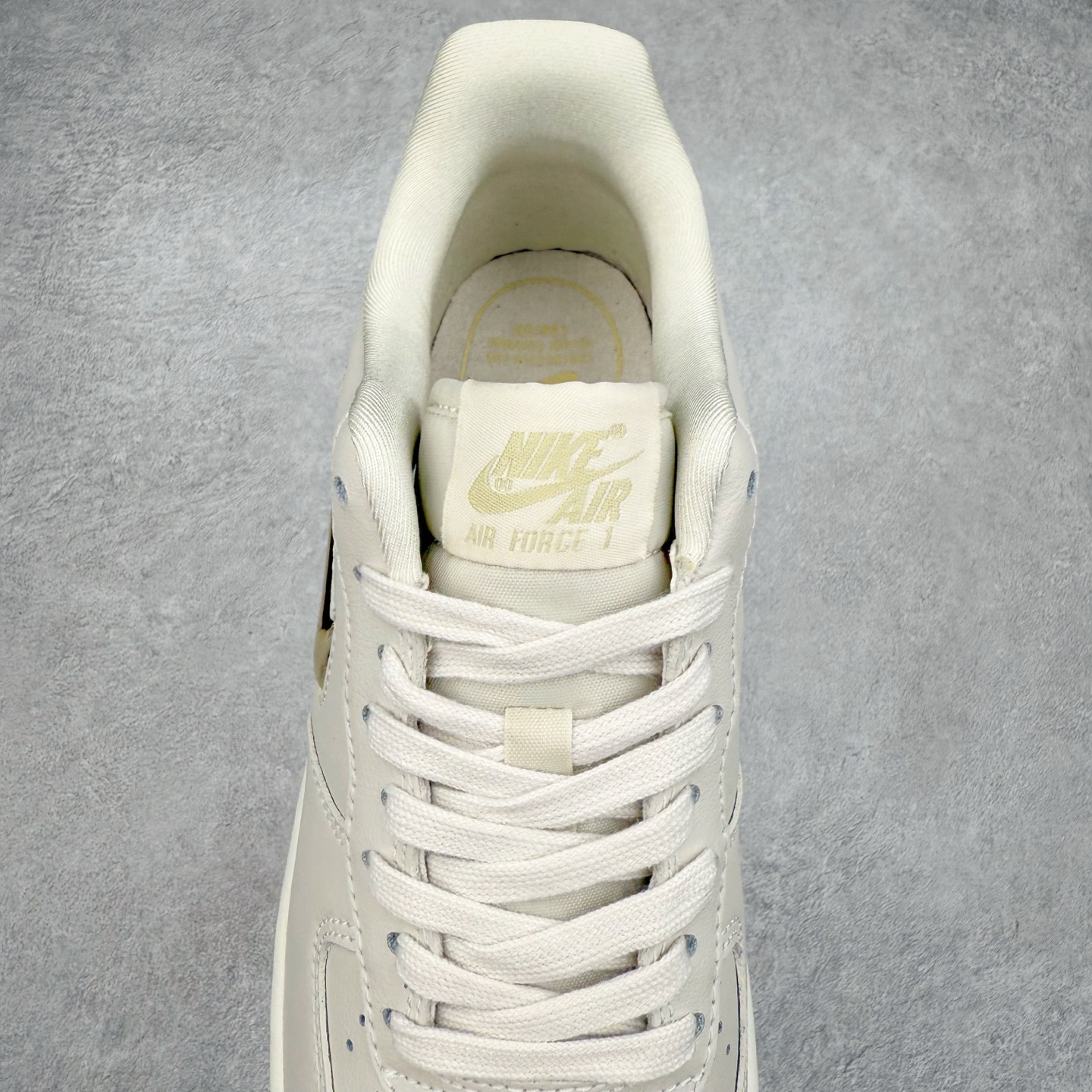 图片[5]-＃XT纯原 NK Air Force 1´07 Low 空军一号低帮百搭休闲运动板鞋 AO3814-001 顶级批次 2022全新楦头鞋型 鱼鳞大底 历时开发三个月 清洁度完美 二维码鞋标 内置芯片及solo气垫 大底高度及其弧度依照正品 钢印 logo刺绣 鞋口弧度 鞋头长度 鞋面冲孔 鞋垫背胶及钢印 完美鞋型对比正品 每一处都是细节满满 柔软、弹性十足的缓震性能和出色的中底设计 横跨复古与现代的外型结合 造就出风靡全球 三十多年的Force 1 直到今天还深受青睐 实拍调校N版已经零色差零失真 百分百还原实物色彩所见即所得 不存在货不对板色差等低级问题 选购参考实物拍摄 不混卖不参货 只用心做好货严格选品 承诺混一赔十 尺码：36 36.5 37.5 38 38.5 39 40 40.5 41 42 42.5 43 44 44.5 45-选品中心