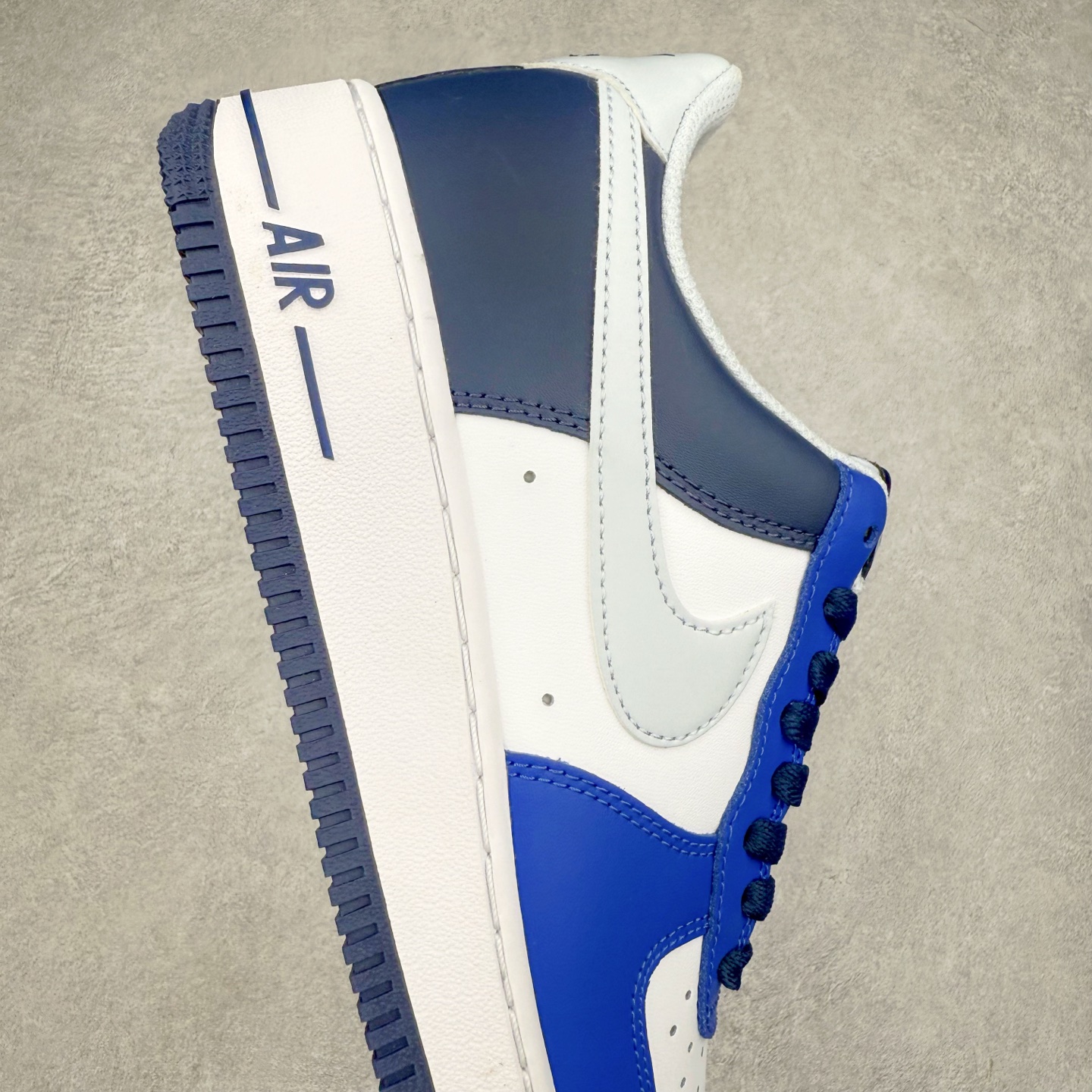 图片[6]-＃XT纯原 NK Air Force 1´07 Low 空军一号低帮百搭休闲运动板鞋 FQ8825-100 顶级批次 2022全新楦头鞋型 鱼鳞大底 历时开发三个月 清洁度完美 二维码鞋标 内置芯片及solo气垫 大底高度及其弧度依照正品 钢印 logo刺绣 鞋口弧度 鞋头长度 鞋面冲孔 鞋垫背胶及钢印 完美鞋型对比正品 每一处都是细节满满 柔软、弹性十足的缓震性能和出色的中底设计 横跨复古与现代的外型结合 造就出风靡全球 三十多年的Force 1 直到今天还深受青睐 实拍调校N版已经零色差零失真 百分百还原实物色彩所见即所得 不存在货不对板色差等低级问题 选购参考实物拍摄 不混卖不参货 只用心做好货严格选品 承诺混一赔十 尺码：36 36.5 37.5 38 38.5 39 40 40.5 41 42 42.5 43 44 44.5 45-选品中心