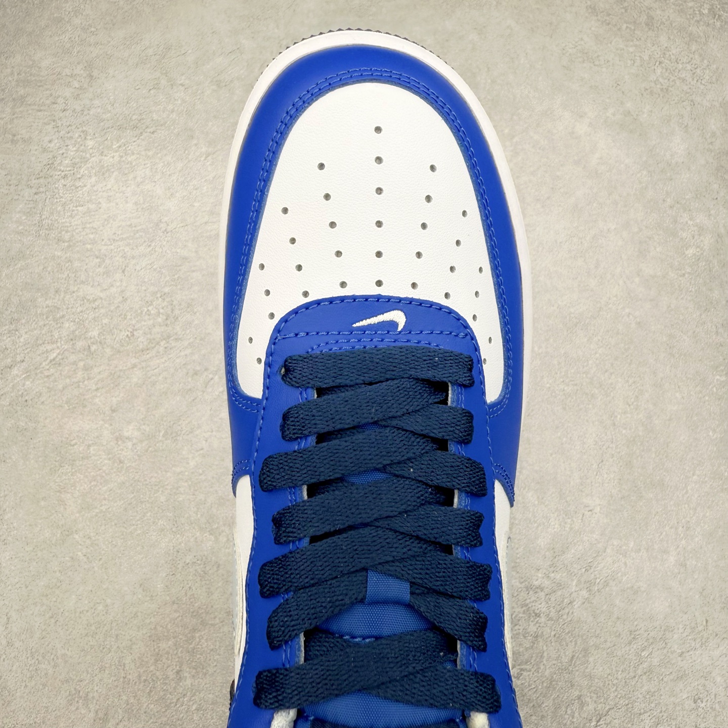 图片[4]-＃XT纯原 NK Air Force 1´07 Low 空军一号低帮百搭休闲运动板鞋 FQ8825-100 顶级批次 2022全新楦头鞋型 鱼鳞大底 历时开发三个月 清洁度完美 二维码鞋标 内置芯片及solo气垫 大底高度及其弧度依照正品 钢印 logo刺绣 鞋口弧度 鞋头长度 鞋面冲孔 鞋垫背胶及钢印 完美鞋型对比正品 每一处都是细节满满 柔软、弹性十足的缓震性能和出色的中底设计 横跨复古与现代的外型结合 造就出风靡全球 三十多年的Force 1 直到今天还深受青睐 实拍调校N版已经零色差零失真 百分百还原实物色彩所见即所得 不存在货不对板色差等低级问题 选购参考实物拍摄 不混卖不参货 只用心做好货严格选品 承诺混一赔十 尺码：36 36.5 37.5 38 38.5 39 40 40.5 41 42 42.5 43 44 44.5 45-选品中心