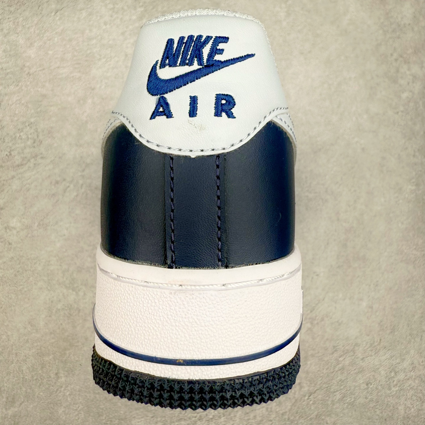 图片[8]-＃XT纯原 NK Air Force 1´07 Low 空军一号低帮百搭休闲运动板鞋 FQ8825-100 顶级批次 2022全新楦头鞋型 鱼鳞大底 历时开发三个月 清洁度完美 二维码鞋标 内置芯片及solo气垫 大底高度及其弧度依照正品 钢印 logo刺绣 鞋口弧度 鞋头长度 鞋面冲孔 鞋垫背胶及钢印 完美鞋型对比正品 每一处都是细节满满 柔软、弹性十足的缓震性能和出色的中底设计 横跨复古与现代的外型结合 造就出风靡全球 三十多年的Force 1 直到今天还深受青睐 实拍调校N版已经零色差零失真 百分百还原实物色彩所见即所得 不存在货不对板色差等低级问题 选购参考实物拍摄 不混卖不参货 只用心做好货严格选品 承诺混一赔十 尺码：36 36.5 37.5 38 38.5 39 40 40.5 41 42 42.5 43 44 44.5 45-选品中心