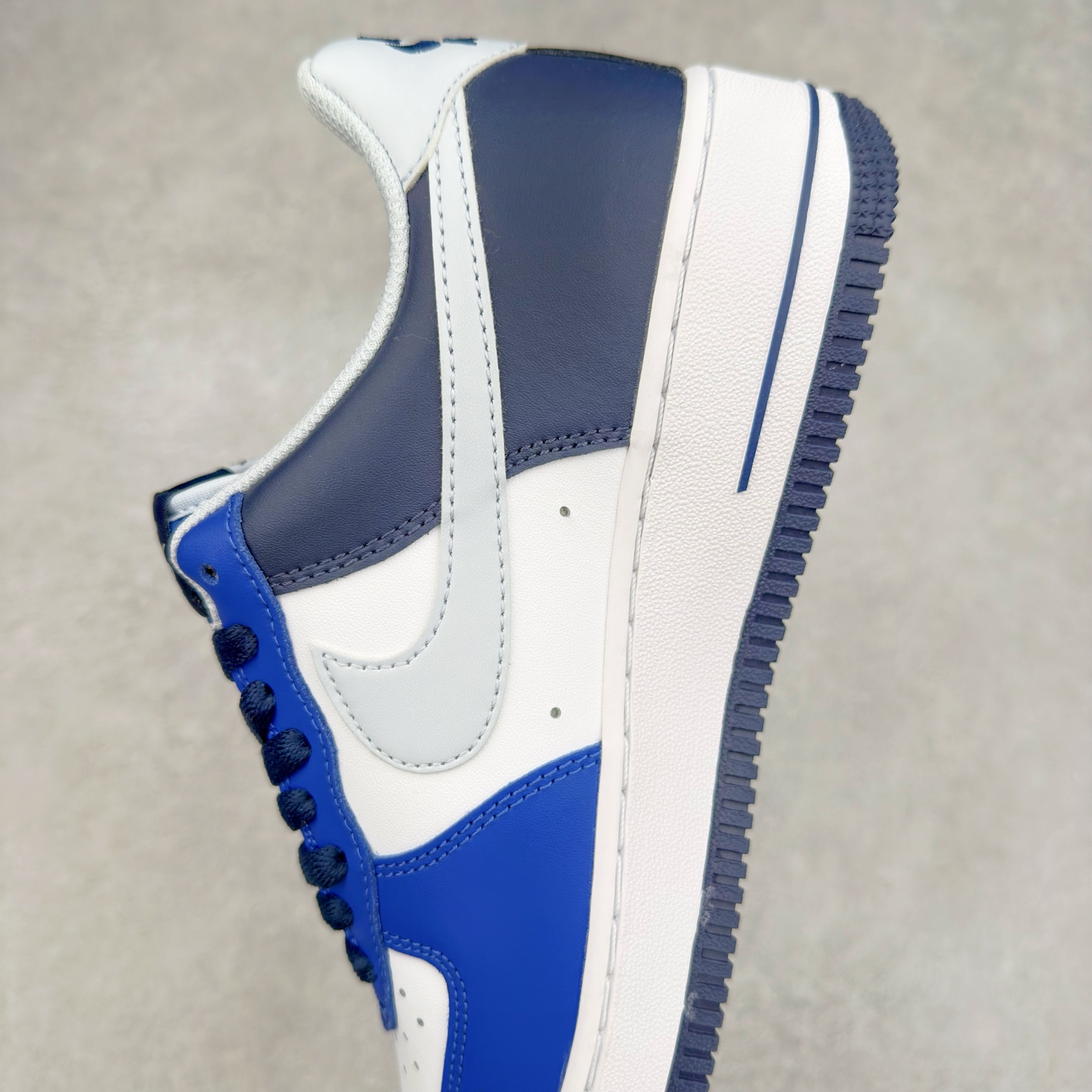 图片[7]-＃XT纯原 NK Air Force 1´07 Low 空军一号低帮百搭休闲运动板鞋 FQ8825-100 顶级批次 2022全新楦头鞋型 鱼鳞大底 历时开发三个月 清洁度完美 二维码鞋标 内置芯片及solo气垫 大底高度及其弧度依照正品 钢印 logo刺绣 鞋口弧度 鞋头长度 鞋面冲孔 鞋垫背胶及钢印 完美鞋型对比正品 每一处都是细节满满 柔软、弹性十足的缓震性能和出色的中底设计 横跨复古与现代的外型结合 造就出风靡全球 三十多年的Force 1 直到今天还深受青睐 实拍调校N版已经零色差零失真 百分百还原实物色彩所见即所得 不存在货不对板色差等低级问题 选购参考实物拍摄 不混卖不参货 只用心做好货严格选品 承诺混一赔十 尺码：36 36.5 37.5 38 38.5 39 40 40.5 41 42 42.5 43 44 44.5 45-选品中心