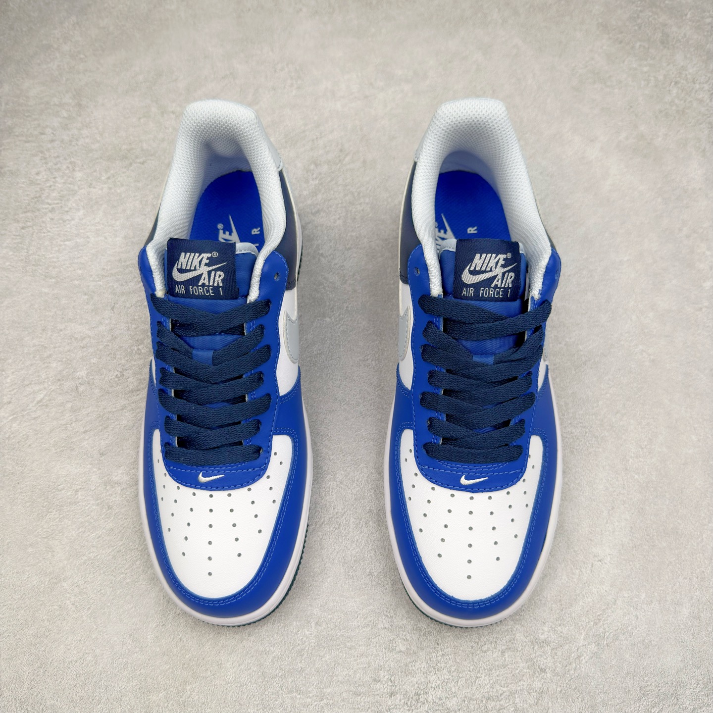 图片[2]-＃XT纯原 NK Air Force 1´07 Low 空军一号低帮百搭休闲运动板鞋 FQ8825-100 顶级批次 2022全新楦头鞋型 鱼鳞大底 历时开发三个月 清洁度完美 二维码鞋标 内置芯片及solo气垫 大底高度及其弧度依照正品 钢印 logo刺绣 鞋口弧度 鞋头长度 鞋面冲孔 鞋垫背胶及钢印 完美鞋型对比正品 每一处都是细节满满 柔软、弹性十足的缓震性能和出色的中底设计 横跨复古与现代的外型结合 造就出风靡全球 三十多年的Force 1 直到今天还深受青睐 实拍调校N版已经零色差零失真 百分百还原实物色彩所见即所得 不存在货不对板色差等低级问题 选购参考实物拍摄 不混卖不参货 只用心做好货严格选品 承诺混一赔十 尺码：36 36.5 37.5 38 38.5 39 40 40.5 41 42 42.5 43 44 44.5 45-选品中心