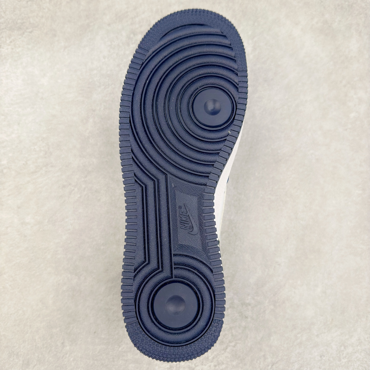 图片[9]-＃XT纯原 NK Air Force 1´07 Low 空军一号低帮百搭休闲运动板鞋 FQ8825-100 顶级批次 2022全新楦头鞋型 鱼鳞大底 历时开发三个月 清洁度完美 二维码鞋标 内置芯片及solo气垫 大底高度及其弧度依照正品 钢印 logo刺绣 鞋口弧度 鞋头长度 鞋面冲孔 鞋垫背胶及钢印 完美鞋型对比正品 每一处都是细节满满 柔软、弹性十足的缓震性能和出色的中底设计 横跨复古与现代的外型结合 造就出风靡全球 三十多年的Force 1 直到今天还深受青睐 实拍调校N版已经零色差零失真 百分百还原实物色彩所见即所得 不存在货不对板色差等低级问题 选购参考实物拍摄 不混卖不参货 只用心做好货严格选品 承诺混一赔十 尺码：36 36.5 37.5 38 38.5 39 40 40.5 41 42 42.5 43 44 44.5 45-选品中心