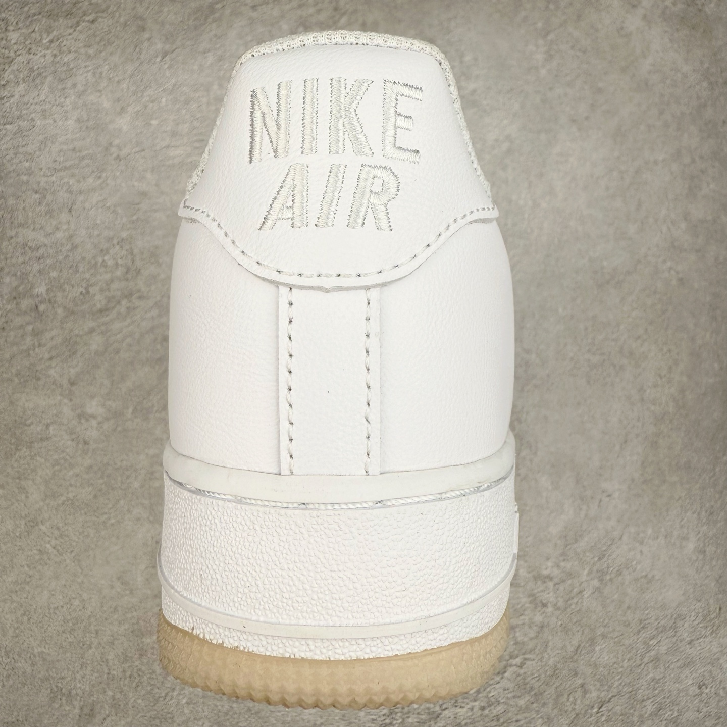 图片[8]-＃XT纯原 NK Air Force 1´07 Low 空军一号低帮百搭休闲运动板鞋 FN5924-100 顶级批次 2022全新楦头鞋型 鱼鳞大底 历时开发三个月 清洁度完美 二维码鞋标 内置芯片及solo气垫 大底高度及其弧度依照正品 钢印 logo刺绣 鞋口弧度 鞋头长度 鞋面冲孔 鞋垫背胶及钢印 完美鞋型对比正品 每一处都是细节满满 柔软、弹性十足的缓震性能和出色的中底设计 横跨复古与现代的外型结合 造就出风靡全球 三十多年的Force 1 直到今天还深受青睐 实拍调校N版已经零色差零失真 百分百还原实物色彩所见即所得 不存在货不对板色差等低级问题 选购参考实物拍摄 不混卖不参货 只用心做好货严格选品 承诺混一赔十 尺码：36 36.5 37.5 38 38.5 39 40 40.5 41 42 42.5 43 44 44.5 45-选品中心