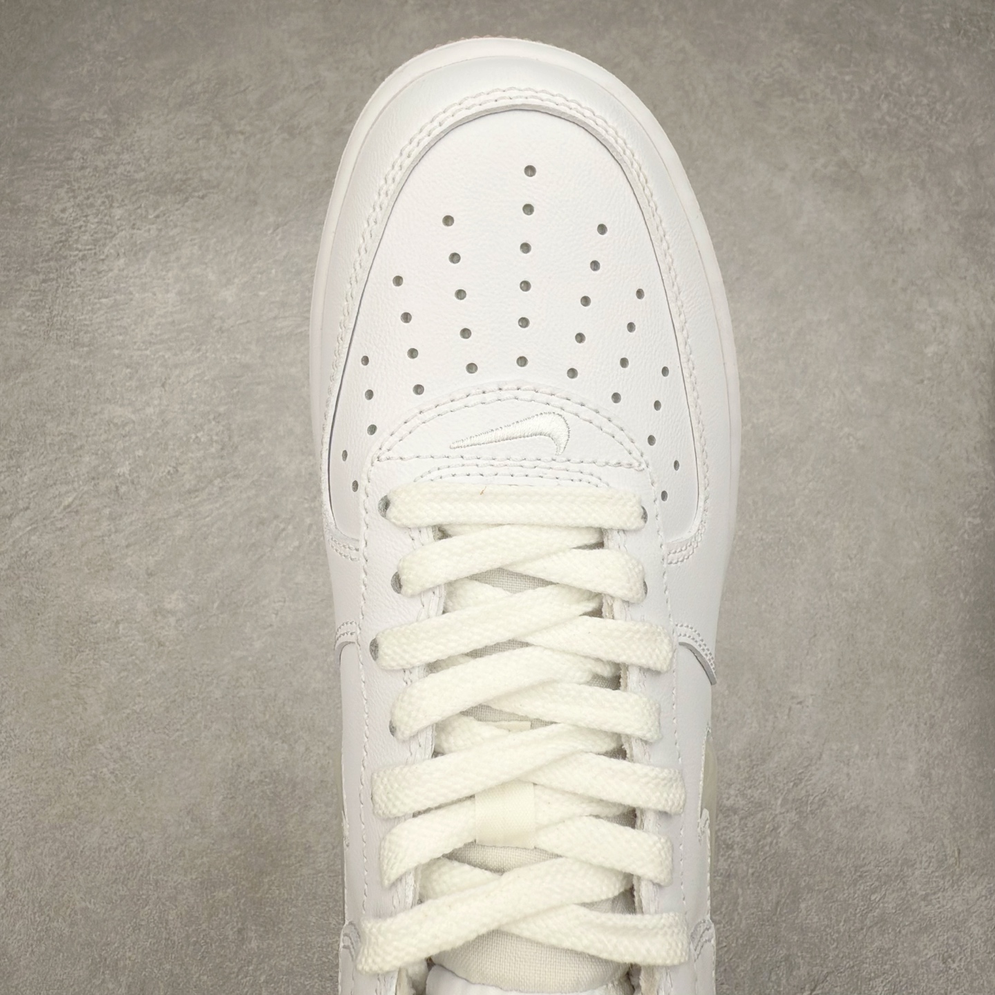 图片[4]-＃XT纯原 NK Air Force 1´07 Low 空军一号低帮百搭休闲运动板鞋 FN5924-100 顶级批次 2022全新楦头鞋型 鱼鳞大底 历时开发三个月 清洁度完美 二维码鞋标 内置芯片及solo气垫 大底高度及其弧度依照正品 钢印 logo刺绣 鞋口弧度 鞋头长度 鞋面冲孔 鞋垫背胶及钢印 完美鞋型对比正品 每一处都是细节满满 柔软、弹性十足的缓震性能和出色的中底设计 横跨复古与现代的外型结合 造就出风靡全球 三十多年的Force 1 直到今天还深受青睐 实拍调校N版已经零色差零失真 百分百还原实物色彩所见即所得 不存在货不对板色差等低级问题 选购参考实物拍摄 不混卖不参货 只用心做好货严格选品 承诺混一赔十 尺码：36 36.5 37.5 38 38.5 39 40 40.5 41 42 42.5 43 44 44.5 45-选品中心