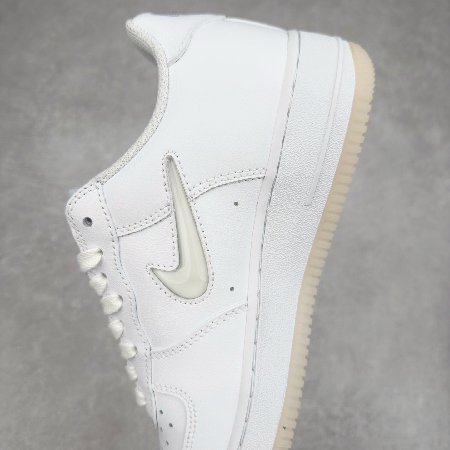 图片[7]-＃XT纯原 NK Air Force 1´07 Low 空军一号低帮百搭休闲运动板鞋 FN5924-100 顶级批次 2022全新楦头鞋型 鱼鳞大底 历时开发三个月 清洁度完美 二维码鞋标 内置芯片及solo气垫 大底高度及其弧度依照正品 钢印 logo刺绣 鞋口弧度 鞋头长度 鞋面冲孔 鞋垫背胶及钢印 完美鞋型对比正品 每一处都是细节满满 柔软、弹性十足的缓震性能和出色的中底设计 横跨复古与现代的外型结合 造就出风靡全球 三十多年的Force 1 直到今天还深受青睐 实拍调校N版已经零色差零失真 百分百还原实物色彩所见即所得 不存在货不对板色差等低级问题 选购参考实物拍摄 不混卖不参货 只用心做好货严格选品 承诺混一赔十 尺码：36 36.5 37.5 38 38.5 39 40 40.5 41 42 42.5 43 44 44.5 45-选品中心