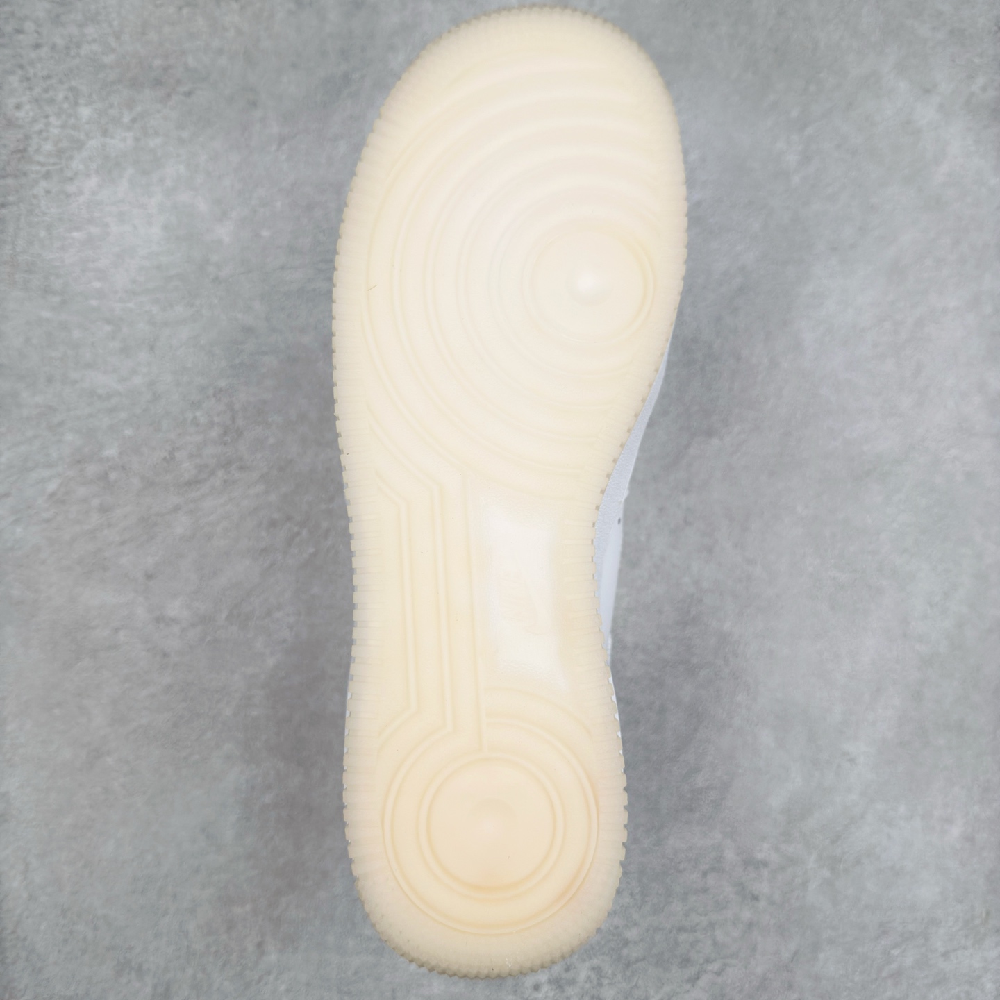 图片[9]-＃XT纯原 NK Air Force 1´07 Low 空军一号低帮百搭休闲运动板鞋 FN5924-100 顶级批次 2022全新楦头鞋型 鱼鳞大底 历时开发三个月 清洁度完美 二维码鞋标 内置芯片及solo气垫 大底高度及其弧度依照正品 钢印 logo刺绣 鞋口弧度 鞋头长度 鞋面冲孔 鞋垫背胶及钢印 完美鞋型对比正品 每一处都是细节满满 柔软、弹性十足的缓震性能和出色的中底设计 横跨复古与现代的外型结合 造就出风靡全球 三十多年的Force 1 直到今天还深受青睐 实拍调校N版已经零色差零失真 百分百还原实物色彩所见即所得 不存在货不对板色差等低级问题 选购参考实物拍摄 不混卖不参货 只用心做好货严格选品 承诺混一赔十 尺码：36 36.5 37.5 38 38.5 39 40 40.5 41 42 42.5 43 44 44.5 45-选品中心