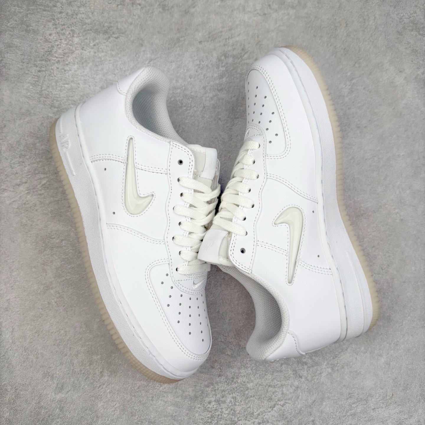 图片[3]-＃XT纯原 NK Air Force 1´07 Low 空军一号低帮百搭休闲运动板鞋 FN5924-100 顶级批次 2022全新楦头鞋型 鱼鳞大底 历时开发三个月 清洁度完美 二维码鞋标 内置芯片及solo气垫 大底高度及其弧度依照正品 钢印 logo刺绣 鞋口弧度 鞋头长度 鞋面冲孔 鞋垫背胶及钢印 完美鞋型对比正品 每一处都是细节满满 柔软、弹性十足的缓震性能和出色的中底设计 横跨复古与现代的外型结合 造就出风靡全球 三十多年的Force 1 直到今天还深受青睐 实拍调校N版已经零色差零失真 百分百还原实物色彩所见即所得 不存在货不对板色差等低级问题 选购参考实物拍摄 不混卖不参货 只用心做好货严格选品 承诺混一赔十 尺码：36 36.5 37.5 38 38.5 39 40 40.5 41 42 42.5 43 44 44.5 45-选品中心