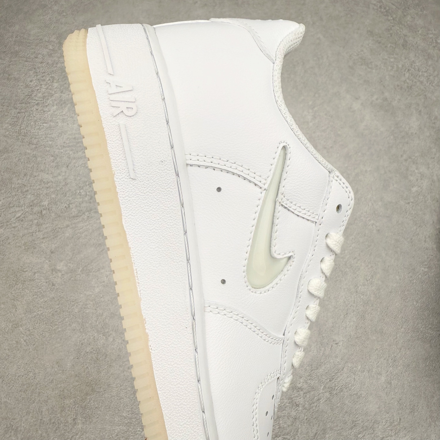 图片[6]-＃XT纯原 NK Air Force 1´07 Low 空军一号低帮百搭休闲运动板鞋 FN5924-100 顶级批次 2022全新楦头鞋型 鱼鳞大底 历时开发三个月 清洁度完美 二维码鞋标 内置芯片及solo气垫 大底高度及其弧度依照正品 钢印 logo刺绣 鞋口弧度 鞋头长度 鞋面冲孔 鞋垫背胶及钢印 完美鞋型对比正品 每一处都是细节满满 柔软、弹性十足的缓震性能和出色的中底设计 横跨复古与现代的外型结合 造就出风靡全球 三十多年的Force 1 直到今天还深受青睐 实拍调校N版已经零色差零失真 百分百还原实物色彩所见即所得 不存在货不对板色差等低级问题 选购参考实物拍摄 不混卖不参货 只用心做好货严格选品 承诺混一赔十 尺码：36 36.5 37.5 38 38.5 39 40 40.5 41 42 42.5 43 44 44.5 45-选品中心