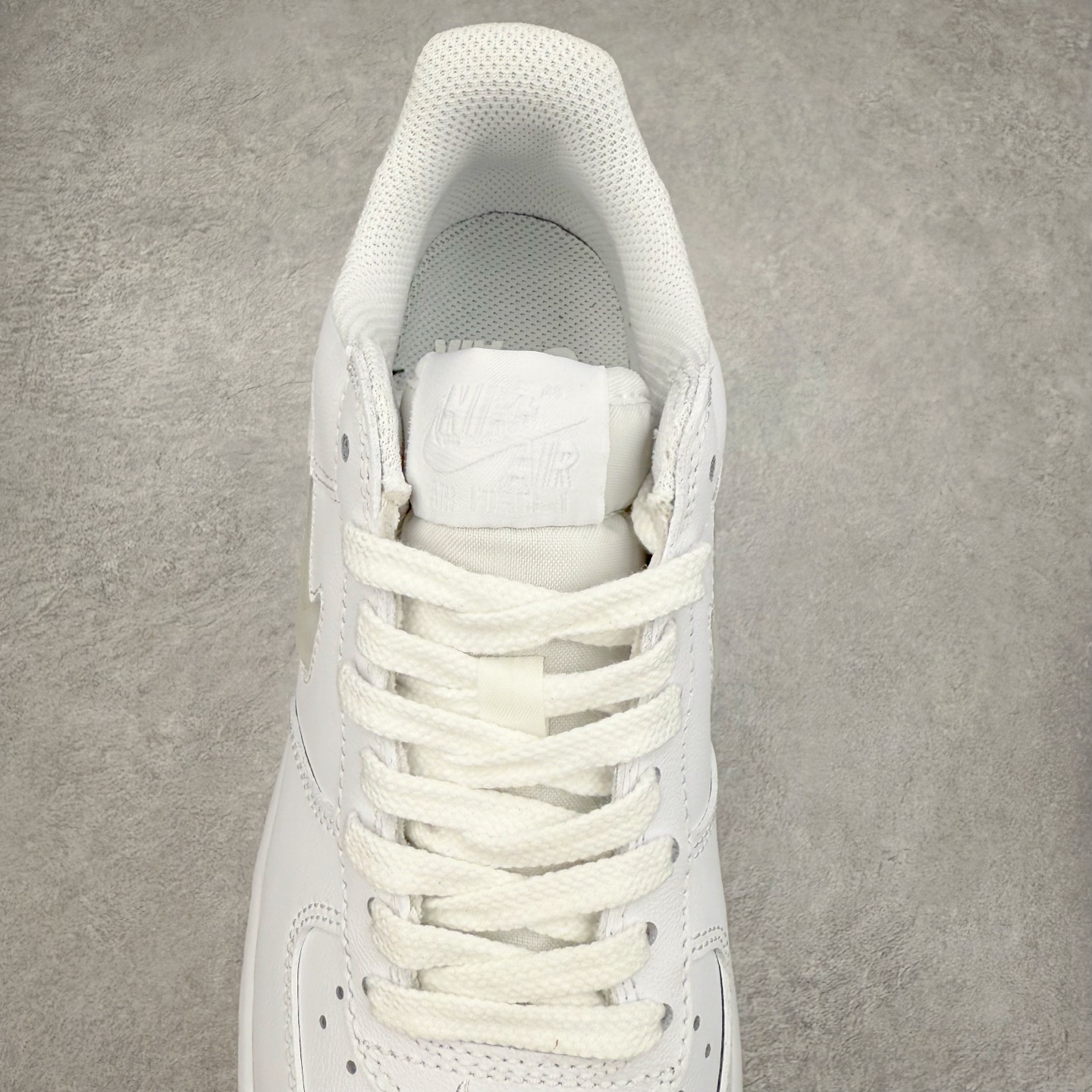 图片[5]-＃XT纯原 NK Air Force 1´07 Low 空军一号低帮百搭休闲运动板鞋 FN5924-100 顶级批次 2022全新楦头鞋型 鱼鳞大底 历时开发三个月 清洁度完美 二维码鞋标 内置芯片及solo气垫 大底高度及其弧度依照正品 钢印 logo刺绣 鞋口弧度 鞋头长度 鞋面冲孔 鞋垫背胶及钢印 完美鞋型对比正品 每一处都是细节满满 柔软、弹性十足的缓震性能和出色的中底设计 横跨复古与现代的外型结合 造就出风靡全球 三十多年的Force 1 直到今天还深受青睐 实拍调校N版已经零色差零失真 百分百还原实物色彩所见即所得 不存在货不对板色差等低级问题 选购参考实物拍摄 不混卖不参货 只用心做好货严格选品 承诺混一赔十 尺码：36 36.5 37.5 38 38.5 39 40 40.5 41 42 42.5 43 44 44.5 45-选品中心