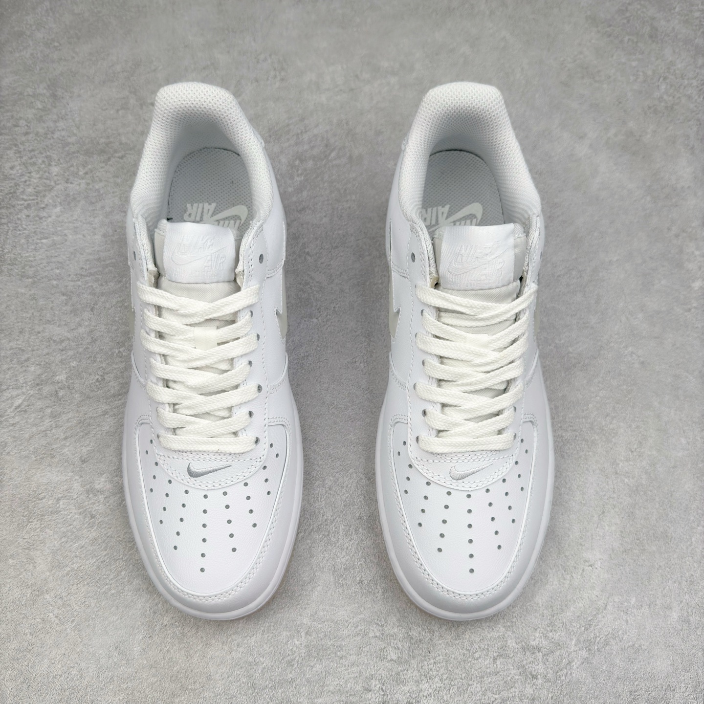 图片[2]-＃XT纯原 NK Air Force 1´07 Low 空军一号低帮百搭休闲运动板鞋 FN5924-100 顶级批次 2022全新楦头鞋型 鱼鳞大底 历时开发三个月 清洁度完美 二维码鞋标 内置芯片及solo气垫 大底高度及其弧度依照正品 钢印 logo刺绣 鞋口弧度 鞋头长度 鞋面冲孔 鞋垫背胶及钢印 完美鞋型对比正品 每一处都是细节满满 柔软、弹性十足的缓震性能和出色的中底设计 横跨复古与现代的外型结合 造就出风靡全球 三十多年的Force 1 直到今天还深受青睐 实拍调校N版已经零色差零失真 百分百还原实物色彩所见即所得 不存在货不对板色差等低级问题 选购参考实物拍摄 不混卖不参货 只用心做好货严格选品 承诺混一赔十 尺码：36 36.5 37.5 38 38.5 39 40 40.5 41 42 42.5 43 44 44.5 45-选品中心